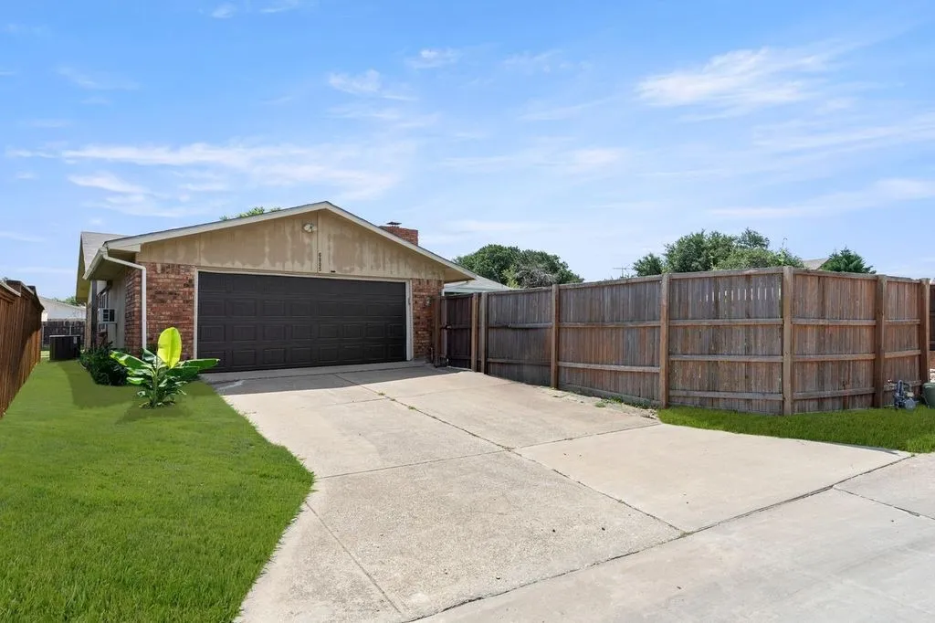 Single Family Residence For Sale in Denton County , 6005 Blair Oaks Drive, The Colony, Texas 75056, 3 Bedroom, 2 Bathroom, 2 Garage spaces, 1,934 Sqft, built in 1976, mls#21349687, Real Estate Agent in The Colony, Homes For Sale in Denton county, Homes For Sale in The Colony, Realtor in The Colony Texas, Real Estate Brokerage Independent Realty Texas, Luminita Cordes Realtor