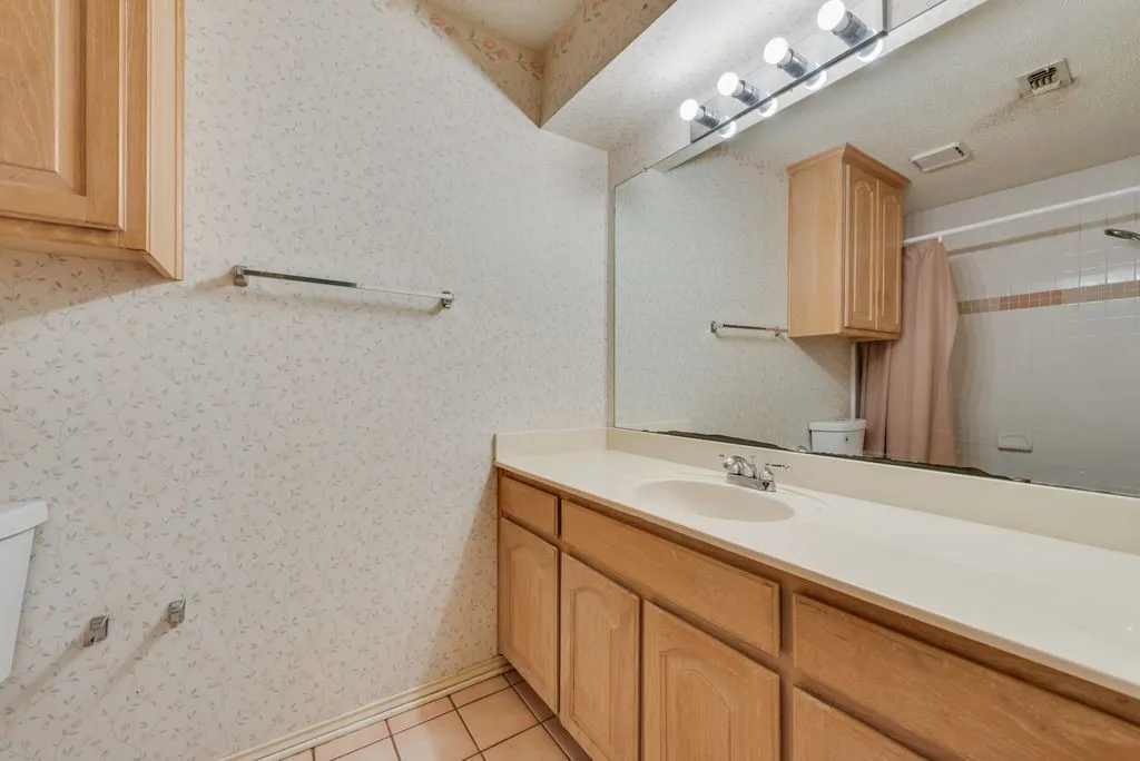 Single Family Residence For Sale in Tarrant County , 1022 Oak Tree Drive, Fort Worth, Texas 76140, 3 Bedroom, 4 Bathroom, 2 Garage spaces, 2,691 Sqft, built in 1991, mls#21348740, Real Estate Agent in Fort Worth, Homes For Sale in Tarrant county, Homes For Sale in Fort Worth, Realtor in Fort Worth Texas, Real Estate Brokerage Independent Realty Texas, Luminita Cordes Realtor