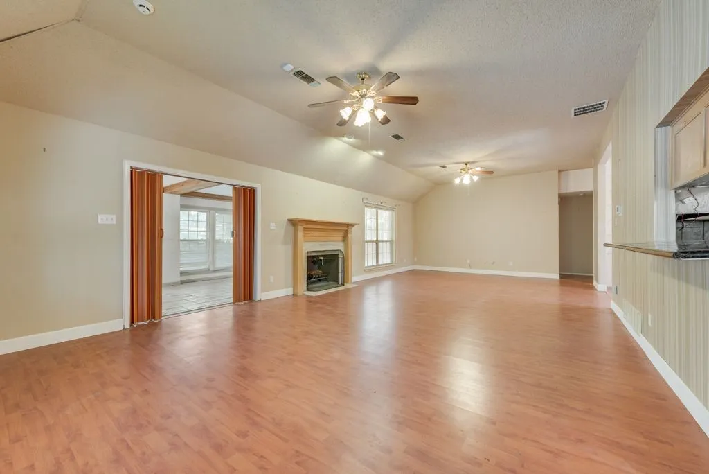 Single Family Residence For Sale in Tarrant County , 1022 Oak Tree Drive, Fort Worth, Texas 76140, 3 Bedroom, 4 Bathroom, 2 Garage spaces, 2,691 Sqft, built in 1991, mls#21348740, Real Estate Agent in Fort Worth, Homes For Sale in Tarrant county, Homes For Sale in Fort Worth, Realtor in Fort Worth Texas, Real Estate Brokerage Independent Realty Texas, Luminita Cordes Realtor