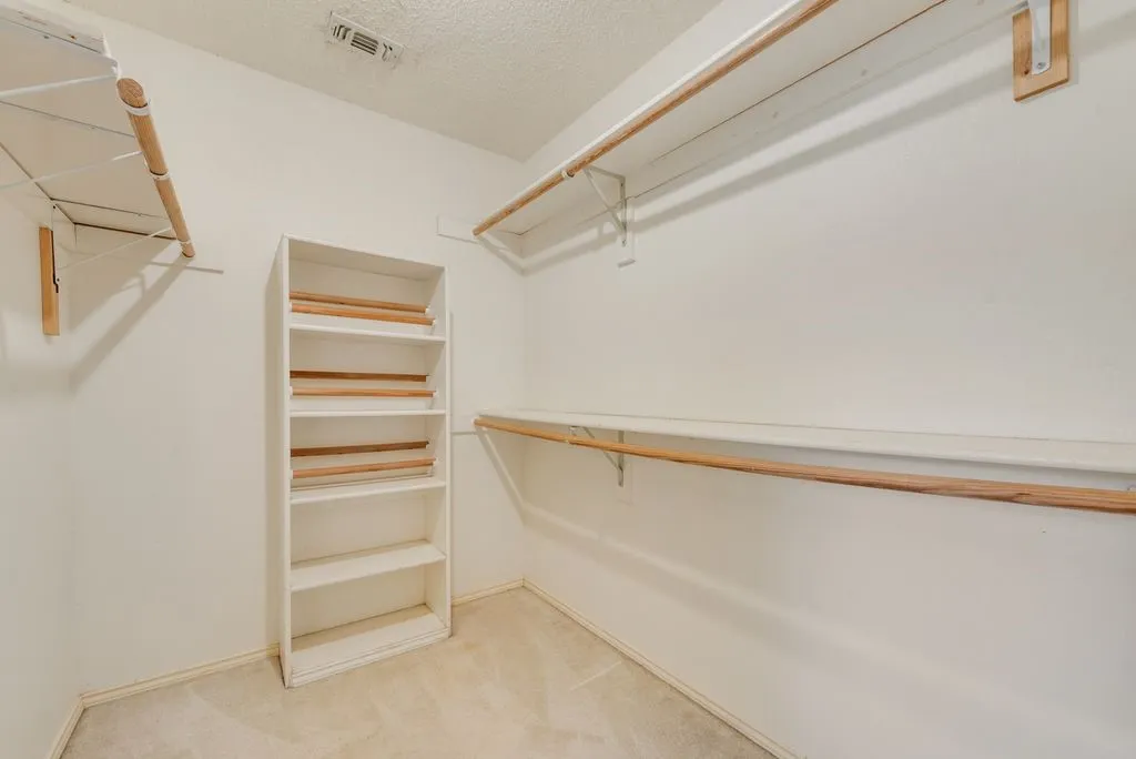 Single Family Residence For Sale in Tarrant County , 1022 Oak Tree Drive, Fort Worth, Texas 76140, 3 Bedroom, 4 Bathroom, 2 Garage spaces, 2,691 Sqft, built in 1991, mls#21348740, Real Estate Agent in Fort Worth, Homes For Sale in Tarrant county, Homes For Sale in Fort Worth, Realtor in Fort Worth Texas, Real Estate Brokerage Independent Realty Texas, Luminita Cordes Realtor