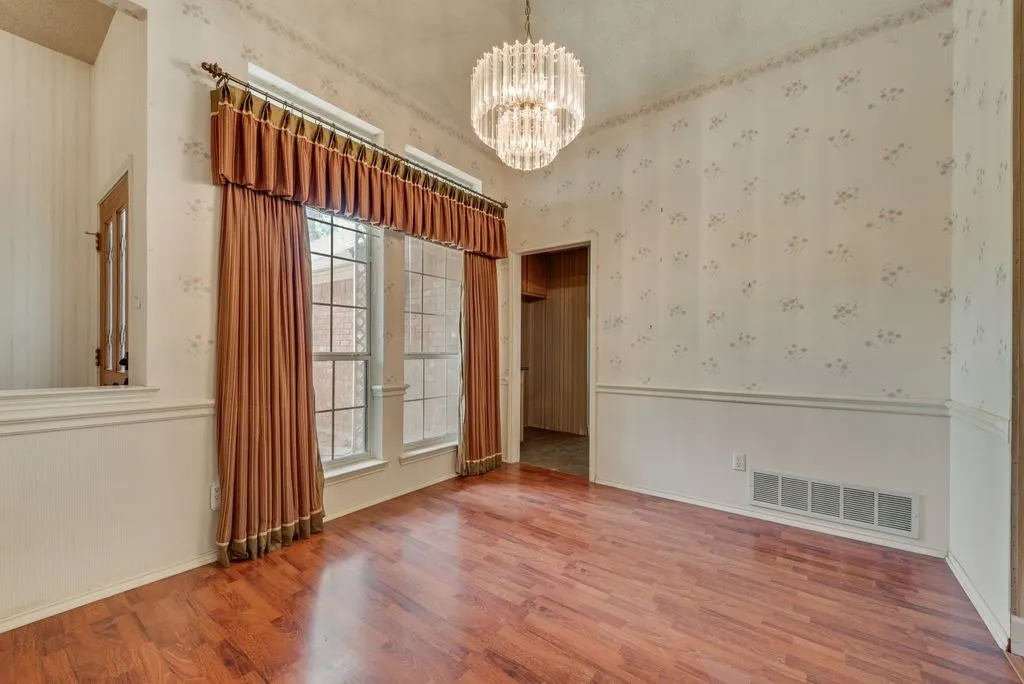 Single Family Residence For Sale in Tarrant County , 1022 Oak Tree Drive, Fort Worth, Texas 76140, 3 Bedroom, 4 Bathroom, 2 Garage spaces, 2,691 Sqft, built in 1991, mls#21348740, Real Estate Agent in Fort Worth, Homes For Sale in Tarrant county, Homes For Sale in Fort Worth, Realtor in Fort Worth Texas, Real Estate Brokerage Independent Realty Texas, Luminita Cordes Realtor