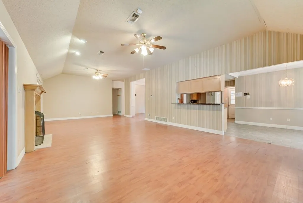 Single Family Residence For Sale in Tarrant County , 1022 Oak Tree Drive, Fort Worth, Texas 76140, 3 Bedroom, 4 Bathroom, 2 Garage spaces, 2,691 Sqft, built in 1991, mls#21348740, Real Estate Agent in Fort Worth, Homes For Sale in Tarrant county, Homes For Sale in Fort Worth, Realtor in Fort Worth Texas, Real Estate Brokerage Independent Realty Texas, Luminita Cordes Realtor