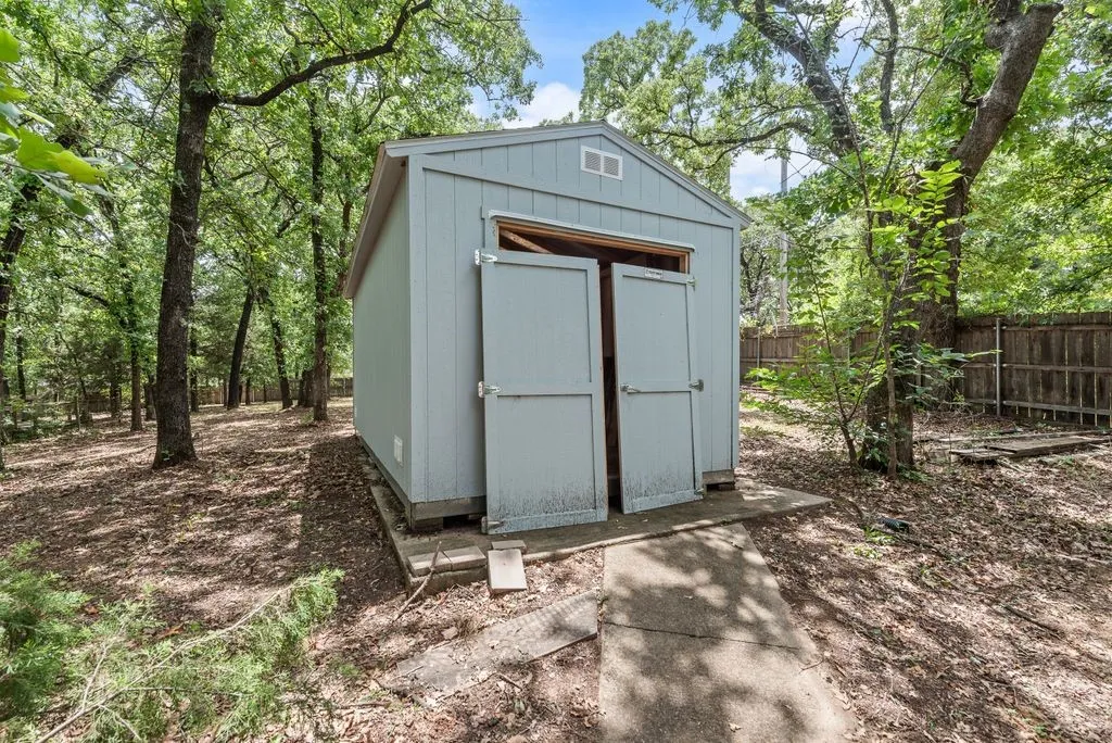 Single Family Residence For Sale in Tarrant County , 1022 Oak Tree Drive, Fort Worth, Texas 76140, 3 Bedroom, 4 Bathroom, 2 Garage spaces, 2,691 Sqft, built in 1991, mls#21348740, Real Estate Agent in Fort Worth, Homes For Sale in Tarrant county, Homes For Sale in Fort Worth, Realtor in Fort Worth Texas, Real Estate Brokerage Independent Realty Texas, Luminita Cordes Realtor
