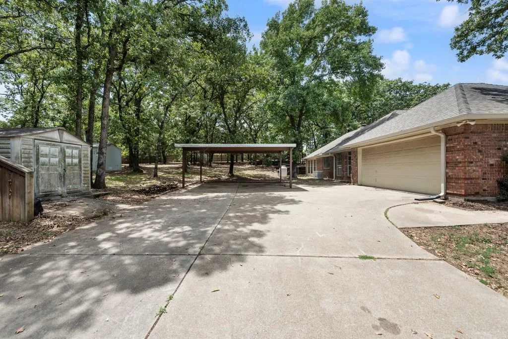 Single Family Residence For Sale in Tarrant County , 1022 Oak Tree Drive, Fort Worth, Texas 76140, 3 Bedroom, 4 Bathroom, 2 Garage spaces, 2,691 Sqft, built in 1991, mls#21348740, Real Estate Agent in Fort Worth, Homes For Sale in Tarrant county, Homes For Sale in Fort Worth, Realtor in Fort Worth Texas, Real Estate Brokerage Independent Realty Texas, Luminita Cordes Realtor