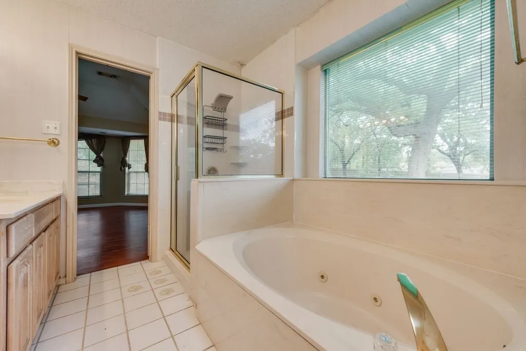 Single Family Residence For Sale in Tarrant County , 1022 Oak Tree Drive, Fort Worth, Texas 76140, 3 Bedroom, 4 Bathroom, 2 Garage spaces, 2,691 Sqft, built in 1991, mls#21348740, Real Estate Agent in Fort Worth, Homes For Sale in Tarrant county, Homes For Sale in Fort Worth, Realtor in Fort Worth Texas, Real Estate Brokerage Independent Realty Texas, Luminita Cordes Realtor