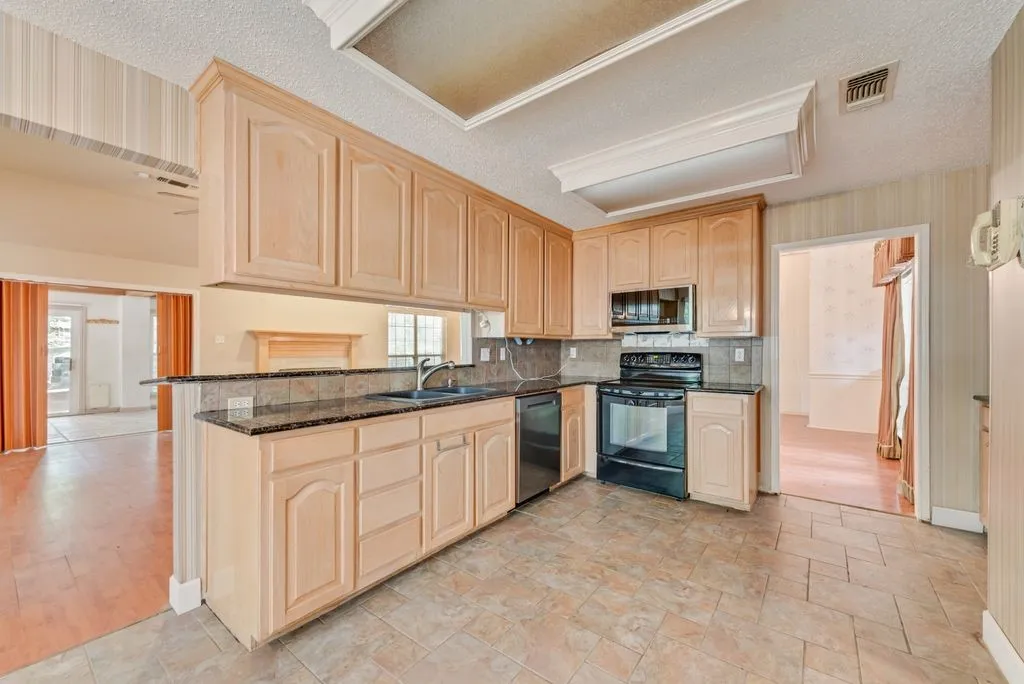 Single Family Residence For Sale in Tarrant County , 1022 Oak Tree Drive, Fort Worth, Texas 76140, 3 Bedroom, 4 Bathroom, 2 Garage spaces, 2,691 Sqft, built in 1991, mls#21348740, Real Estate Agent in Fort Worth, Homes For Sale in Tarrant county, Homes For Sale in Fort Worth, Realtor in Fort Worth Texas, Real Estate Brokerage Independent Realty Texas, Luminita Cordes Realtor