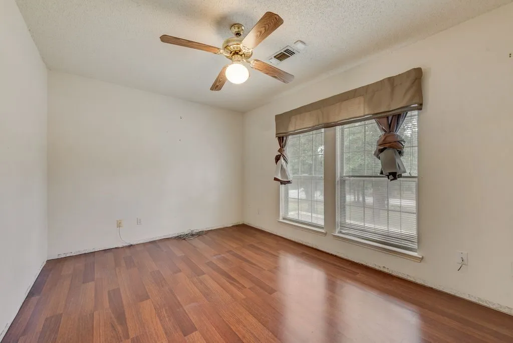 Single Family Residence For Sale in Tarrant County , 1022 Oak Tree Drive, Fort Worth, Texas 76140, 3 Bedroom, 4 Bathroom, 2 Garage spaces, 2,691 Sqft, built in 1991, mls#21348740, Real Estate Agent in Fort Worth, Homes For Sale in Tarrant county, Homes For Sale in Fort Worth, Realtor in Fort Worth Texas, Real Estate Brokerage Independent Realty Texas, Luminita Cordes Realtor