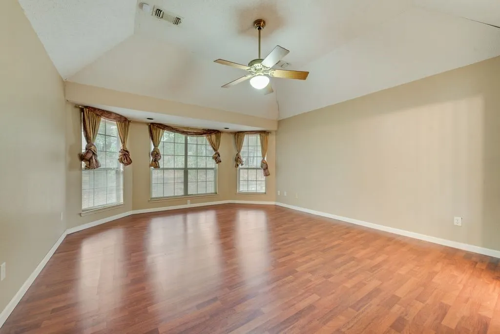 Single Family Residence For Sale in Tarrant County , 1022 Oak Tree Drive, Fort Worth, Texas 76140, 3 Bedroom, 4 Bathroom, 2 Garage spaces, 2,691 Sqft, built in 1991, mls#21348740, Real Estate Agent in Fort Worth, Homes For Sale in Tarrant county, Homes For Sale in Fort Worth, Realtor in Fort Worth Texas, Real Estate Brokerage Independent Realty Texas, Luminita Cordes Realtor