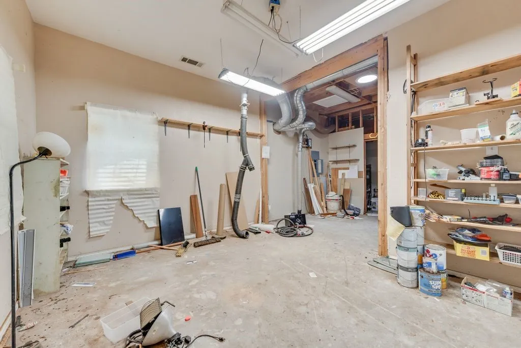 Single Family Residence For Sale in Tarrant County , 1022 Oak Tree Drive, Fort Worth, Texas 76140, 3 Bedroom, 4 Bathroom, 2 Garage spaces, 2,691 Sqft, built in 1991, mls#21348740, Real Estate Agent in Fort Worth, Homes For Sale in Tarrant county, Homes For Sale in Fort Worth, Realtor in Fort Worth Texas, Real Estate Brokerage Independent Realty Texas, Luminita Cordes Realtor
