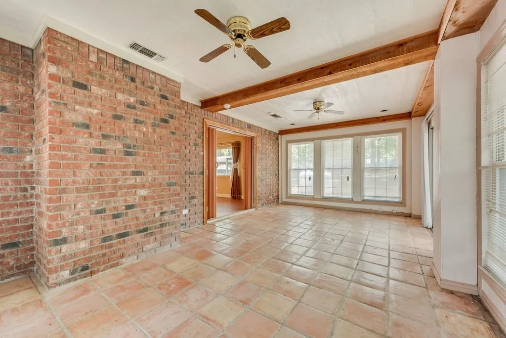 Single Family Residence For Sale in Tarrant County , 1022 Oak Tree Drive, Fort Worth, Texas 76140, 3 Bedroom, 4 Bathroom, 2 Garage spaces, 2,691 Sqft, built in 1991, mls#21348740, Real Estate Agent in Fort Worth, Homes For Sale in Tarrant county, Homes For Sale in Fort Worth, Realtor in Fort Worth Texas, Real Estate Brokerage Independent Realty Texas, Luminita Cordes Realtor