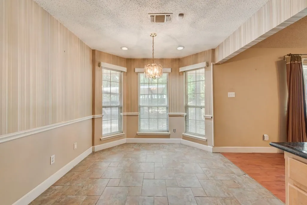 Single Family Residence For Sale in Tarrant County , 1022 Oak Tree Drive, Fort Worth, Texas 76140, 3 Bedroom, 4 Bathroom, 2 Garage spaces, 2,691 Sqft, built in 1991, mls#21348740, Real Estate Agent in Fort Worth, Homes For Sale in Tarrant county, Homes For Sale in Fort Worth, Realtor in Fort Worth Texas, Real Estate Brokerage Independent Realty Texas, Luminita Cordes Realtor