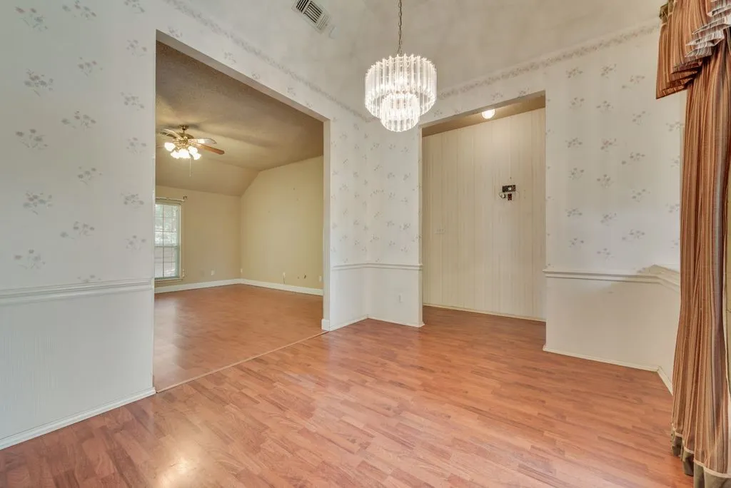 Single Family Residence For Sale in Tarrant County , 1022 Oak Tree Drive, Fort Worth, Texas 76140, 3 Bedroom, 4 Bathroom, 2 Garage spaces, 2,691 Sqft, built in 1991, mls#21348740, Real Estate Agent in Fort Worth, Homes For Sale in Tarrant county, Homes For Sale in Fort Worth, Realtor in Fort Worth Texas, Real Estate Brokerage Independent Realty Texas, Luminita Cordes Realtor
