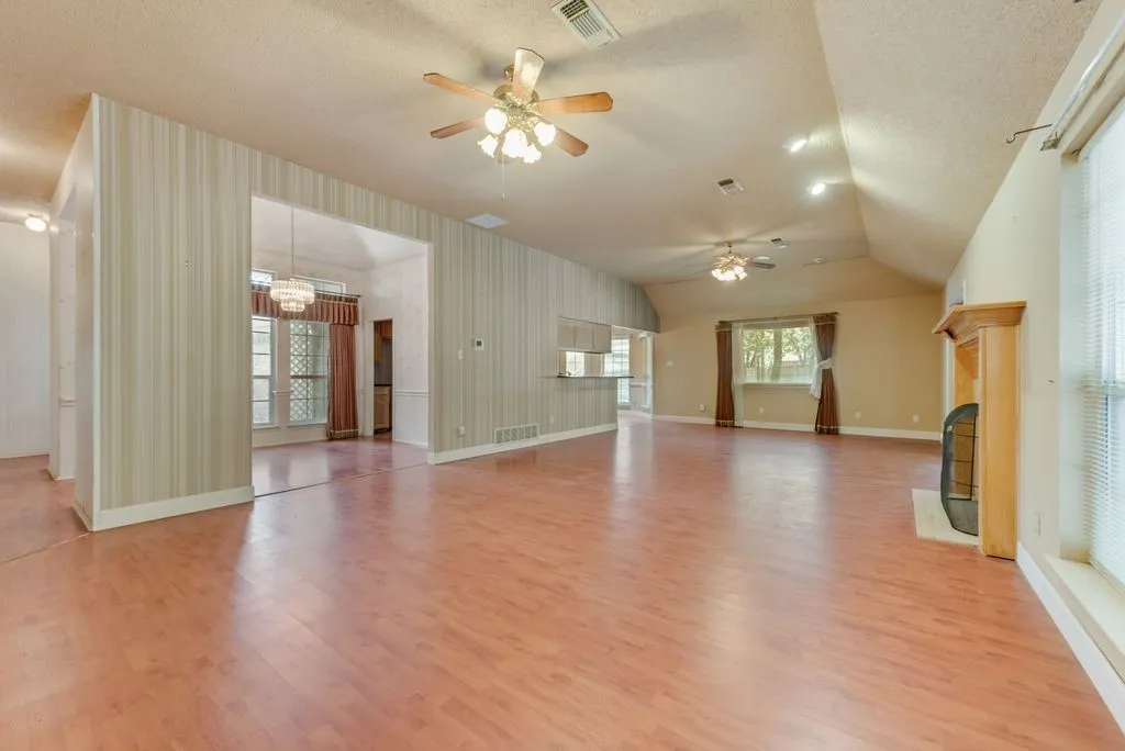 Single Family Residence For Sale in Tarrant County , 1022 Oak Tree Drive, Fort Worth, Texas 76140, 3 Bedroom, 4 Bathroom, 2 Garage spaces, 2,691 Sqft, built in 1991, mls#21348740, Real Estate Agent in Fort Worth, Homes For Sale in Tarrant county, Homes For Sale in Fort Worth, Realtor in Fort Worth Texas, Real Estate Brokerage Independent Realty Texas, Luminita Cordes Realtor