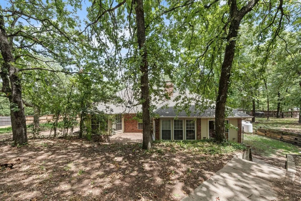 Single Family Residence For Sale in Tarrant County , 1022 Oak Tree Drive, Fort Worth, Texas 76140, 3 Bedroom, 4 Bathroom, 2 Garage spaces, 2,691 Sqft, built in 1991, mls#21348740, Real Estate Agent in Fort Worth, Homes For Sale in Tarrant county, Homes For Sale in Fort Worth, Realtor in Fort Worth Texas, Real Estate Brokerage Independent Realty Texas, Luminita Cordes Realtor