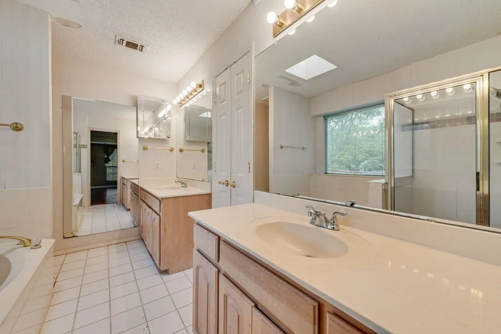 Single Family Residence For Sale in Tarrant County , 1022 Oak Tree Drive, Fort Worth, Texas 76140, 3 Bedroom, 4 Bathroom, 2 Garage spaces, 2,691 Sqft, built in 1991, mls#21348740, Real Estate Agent in Fort Worth, Homes For Sale in Tarrant county, Homes For Sale in Fort Worth, Realtor in Fort Worth Texas, Real Estate Brokerage Independent Realty Texas, Luminita Cordes Realtor