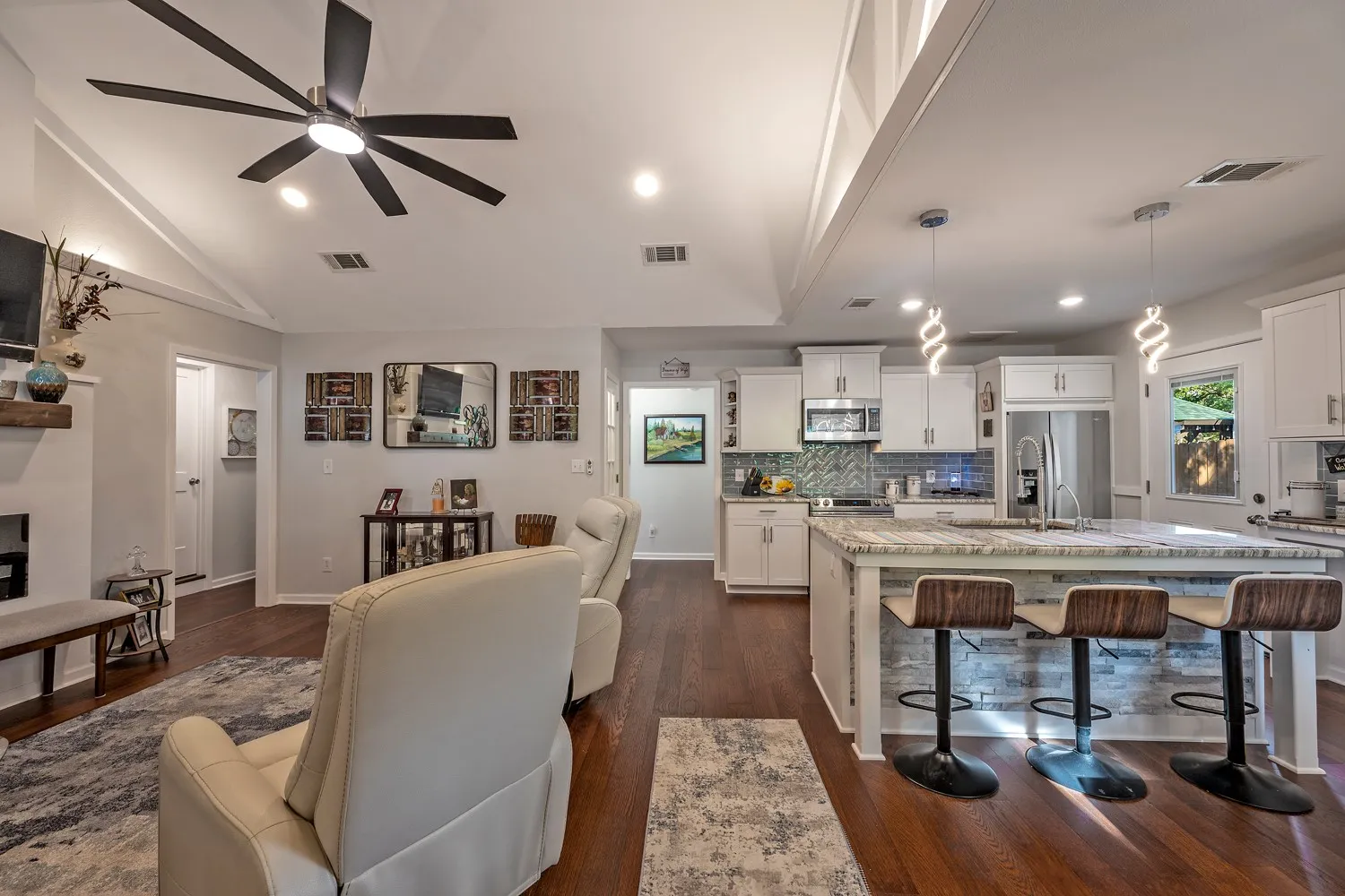 Single Family Residence For Sale in Grayson County , 153 Bridlepath Drive, Pottsboro, Texas 75076, 3 Bedroom, 2 Bathroom, Garage spaces, 1,491 Sqft, built in 2008, mls#21349341, Real Estate Agent in Pottsboro, Homes For Sale in Grayson county, Homes For Sale in Pottsboro, Realtor in Pottsboro Texas, Real Estate Brokerage Independent Realty Texas, Luminita Cordes Realtor