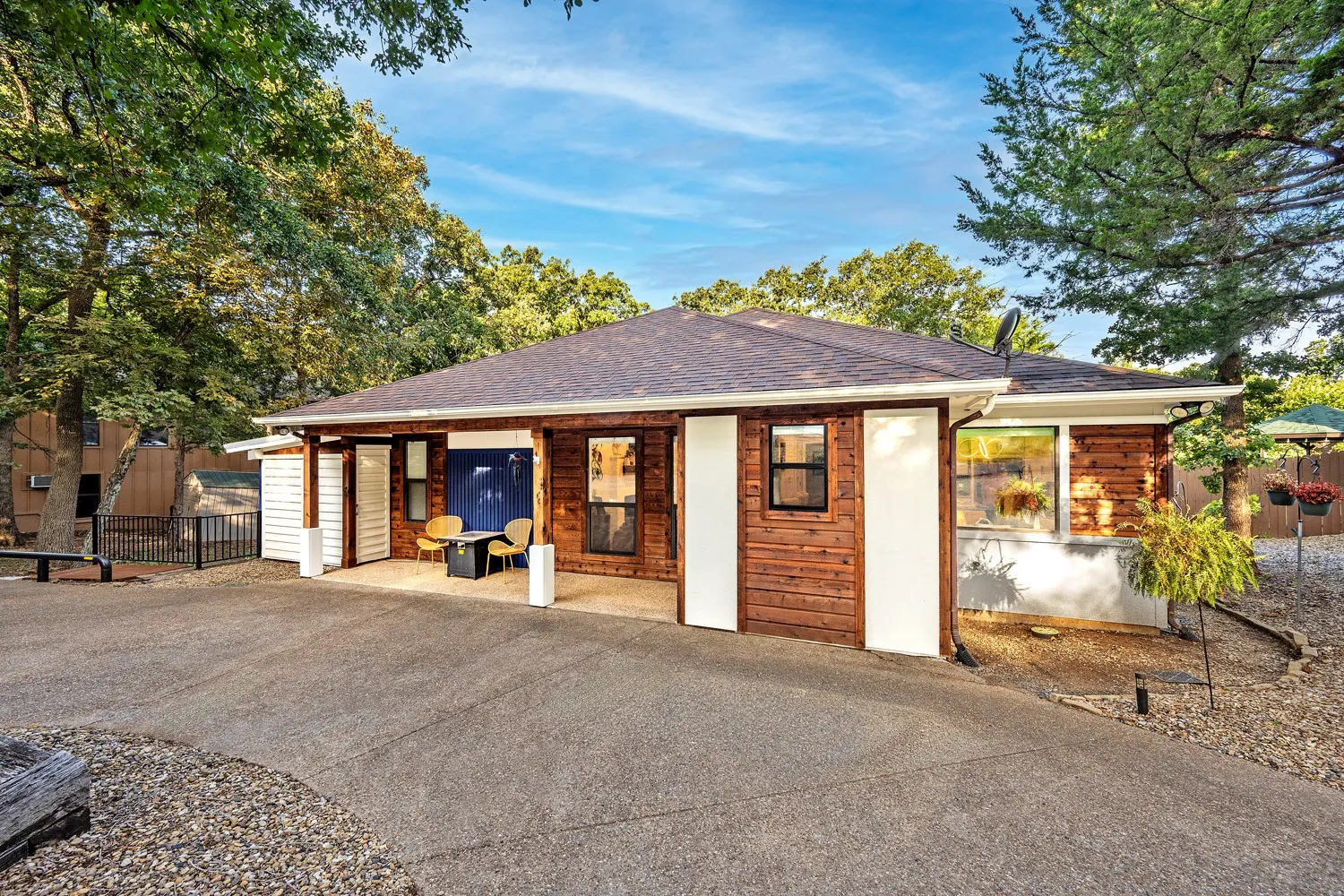 Single Family Residence For Sale in Grayson County , 153 Bridlepath Drive, Pottsboro, Texas 75076, 3 Bedroom, 2 Bathroom, Garage spaces, 1,491 Sqft, built in 2008, mls#21349341, Real Estate Agent in Pottsboro, Homes For Sale in Grayson county, Homes For Sale in Pottsboro, Realtor in Pottsboro Texas, Real Estate Brokerage Independent Realty Texas, Luminita Cordes Realtor