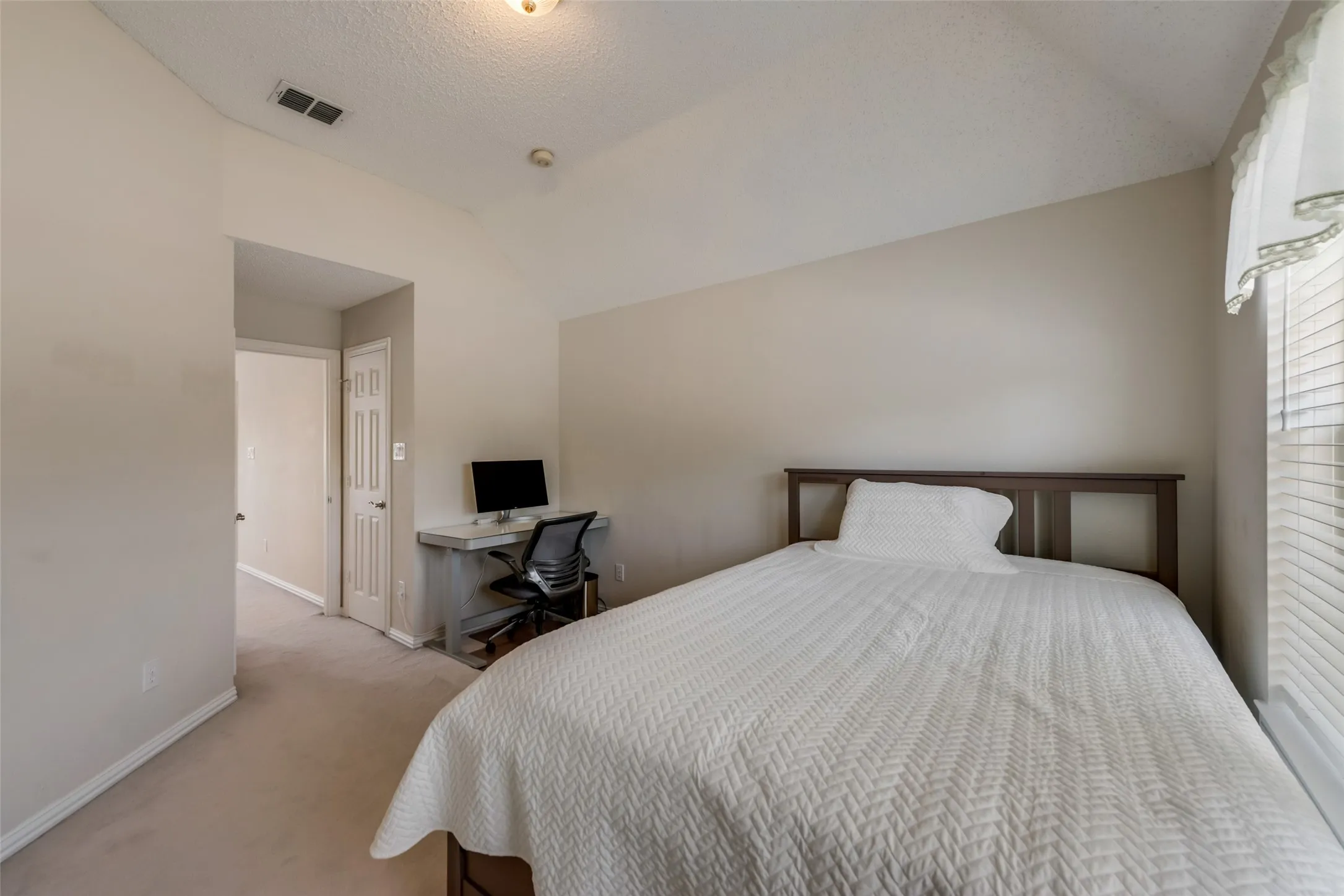 Single Family Residence For Sale in Denton County , 3809 Rockbrook Drive, Carrollton, Texas 75007, 4 Bedroom, 3 Bathroom, 2 Garage spaces, 2,898 Sqft, built in 1993, mls#21349426, Real Estate Agent in Carrollton, Homes For Sale in Denton county, Homes For Sale in Carrollton, Realtor in Carrollton Texas, Real Estate Brokerage Independent Realty Texas, Luminita Cordes Realtor
