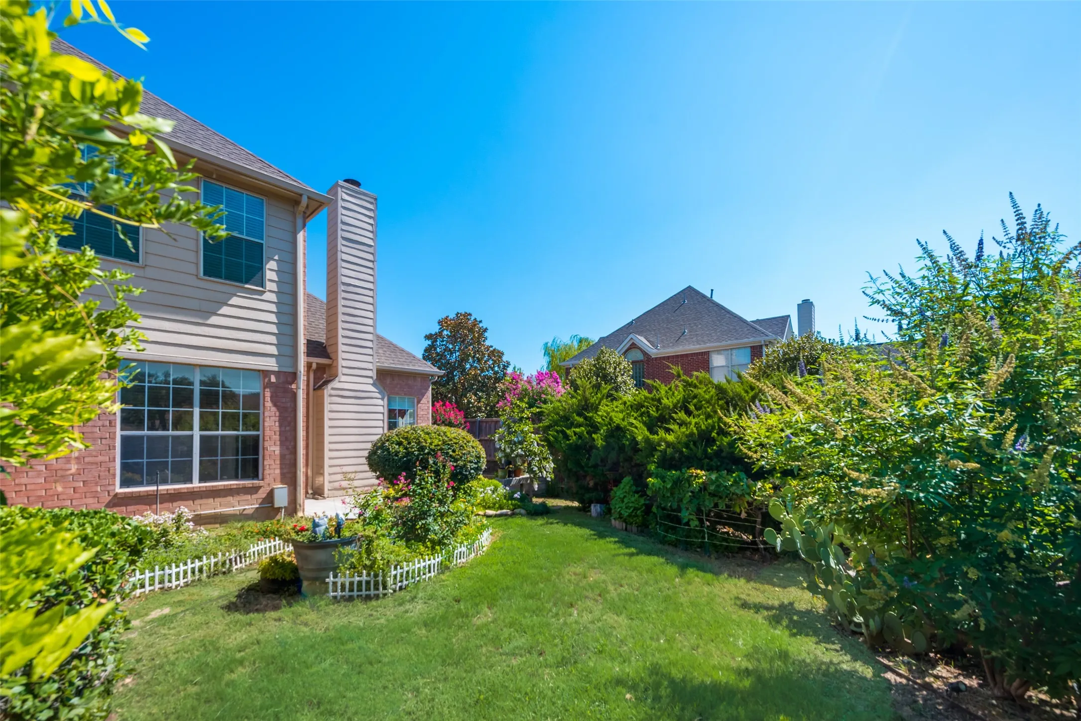 Single Family Residence For Sale in Denton County , 3809 Rockbrook Drive, Carrollton, Texas 75007, 4 Bedroom, 3 Bathroom, 2 Garage spaces, 2,898 Sqft, built in 1993, mls#21349426, Real Estate Agent in Carrollton, Homes For Sale in Denton county, Homes For Sale in Carrollton, Realtor in Carrollton Texas, Real Estate Brokerage Independent Realty Texas, Luminita Cordes Realtor