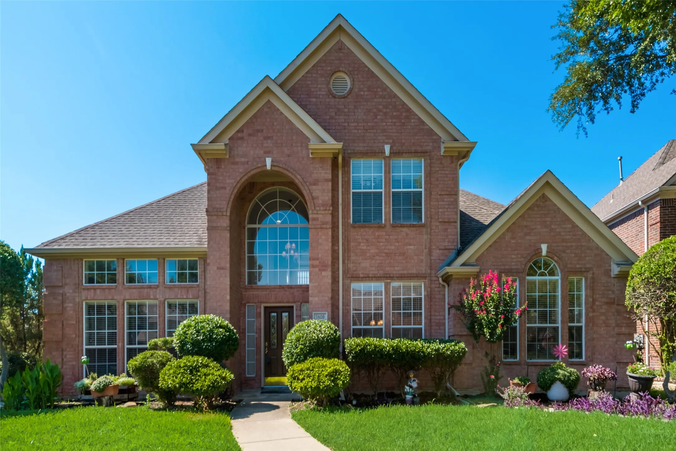 Single Family Residence For Sale in Denton County , 3809 Rockbrook Drive, Carrollton, Texas 75007, 4 Bedroom, 3 Bathroom, 2 Garage spaces, 2,898 Sqft, built in 1993, mls#21349426, Real Estate Agent in Carrollton, Homes For Sale in Denton county, Homes For Sale in Carrollton, Realtor in Carrollton Texas, Real Estate Brokerage Independent Realty Texas, Luminita Cordes Realtor