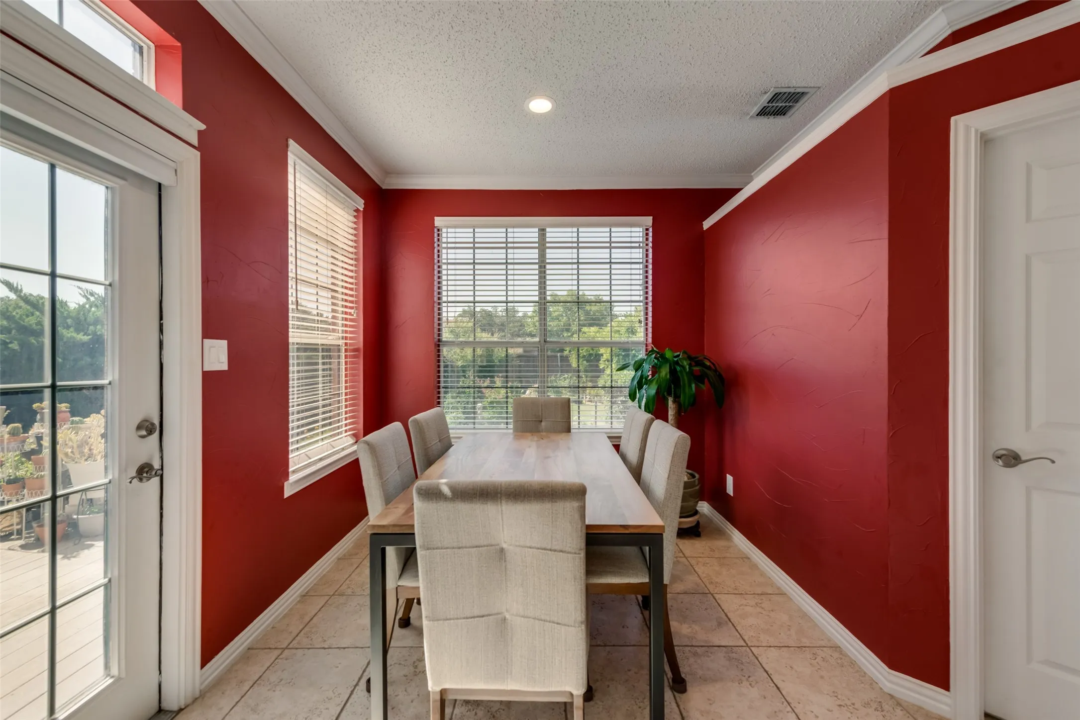 Single Family Residence For Sale in Denton County , 3809 Rockbrook Drive, Carrollton, Texas 75007, 4 Bedroom, 3 Bathroom, 2 Garage spaces, 2,898 Sqft, built in 1993, mls#21349426, Real Estate Agent in Carrollton, Homes For Sale in Denton county, Homes For Sale in Carrollton, Realtor in Carrollton Texas, Real Estate Brokerage Independent Realty Texas, Luminita Cordes Realtor