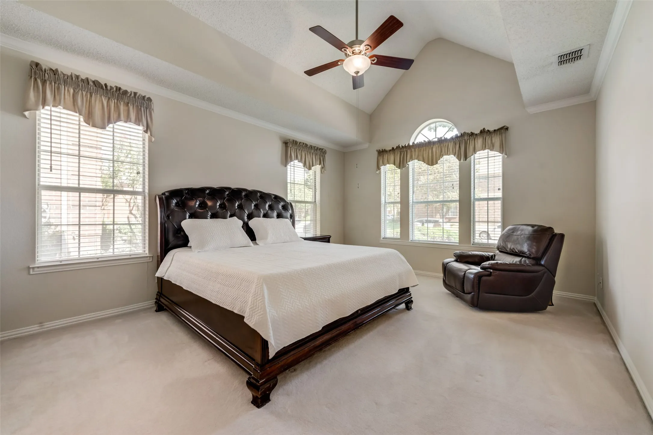 Single Family Residence For Sale in Denton County , 3809 Rockbrook Drive, Carrollton, Texas 75007, 4 Bedroom, 3 Bathroom, 2 Garage spaces, 2,898 Sqft, built in 1993, mls#21349426, Real Estate Agent in Carrollton, Homes For Sale in Denton county, Homes For Sale in Carrollton, Realtor in Carrollton Texas, Real Estate Brokerage Independent Realty Texas, Luminita Cordes Realtor