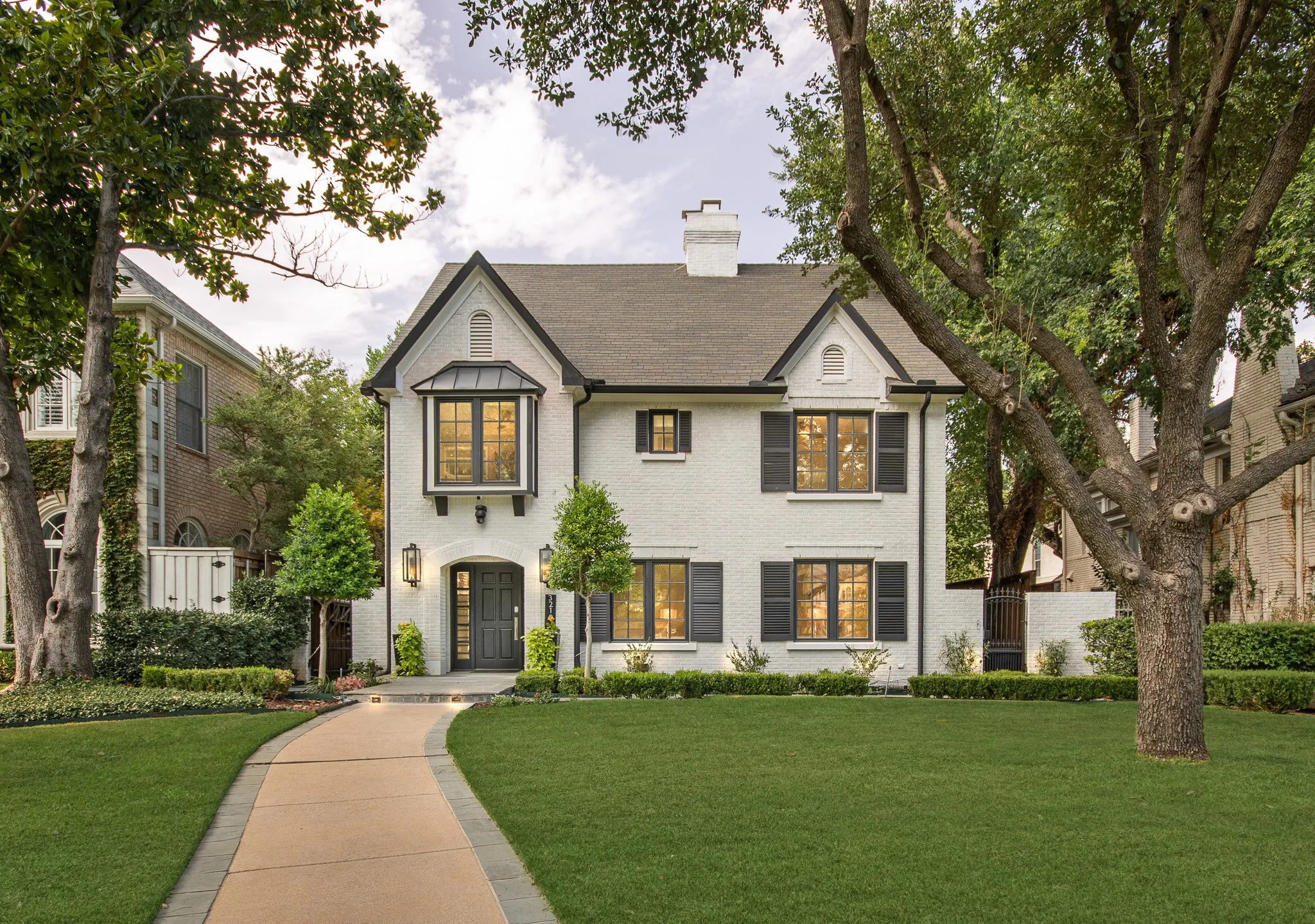 Single Family Residence For Sale in Dallas County , 3210 Beverly Drive, Highland Park, Texas 75205, 6 Bedroom, 7 Bathroom, 2 Garage spaces, 5,969 Sqft, built in 1941, mls#21349580, Real Estate Agent in Highland Park, Homes For Sale in Dallas county, Homes For Sale in Highland Park, Realtor in Highland Park Texas, Real Estate Brokerage Independent Realty Texas, Luminita Cordes Realtor
