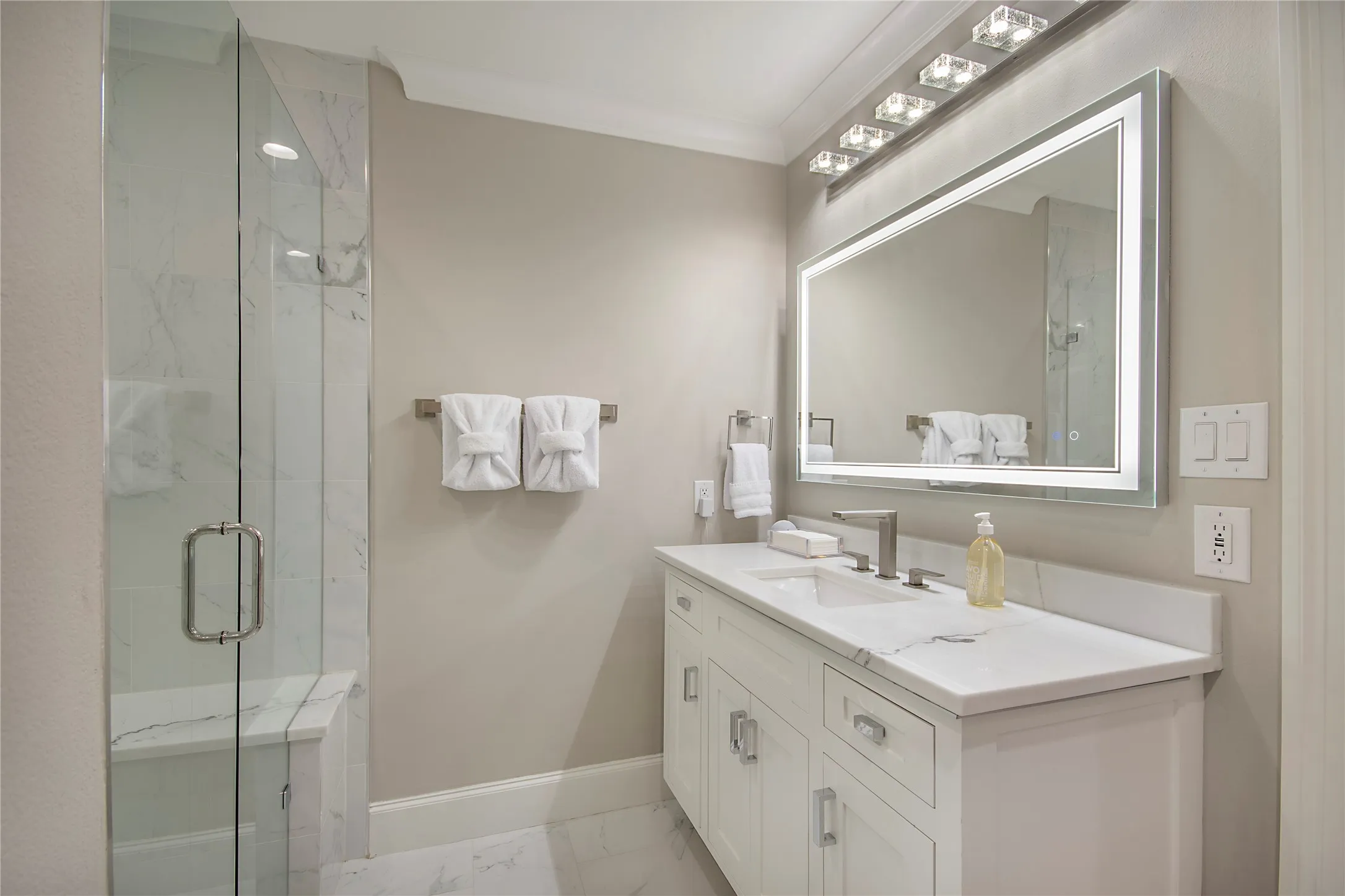 Single Family Residence For Sale in Dallas County , 3210 Beverly Drive, Highland Park, Texas 75205, 6 Bedroom, 7 Bathroom, 2 Garage spaces, 5,969 Sqft, built in 1941, mls#21349580, Real Estate Agent in Highland Park, Homes For Sale in Dallas county, Homes For Sale in Highland Park, Realtor in Highland Park Texas, Real Estate Brokerage Independent Realty Texas, Luminita Cordes Realtor