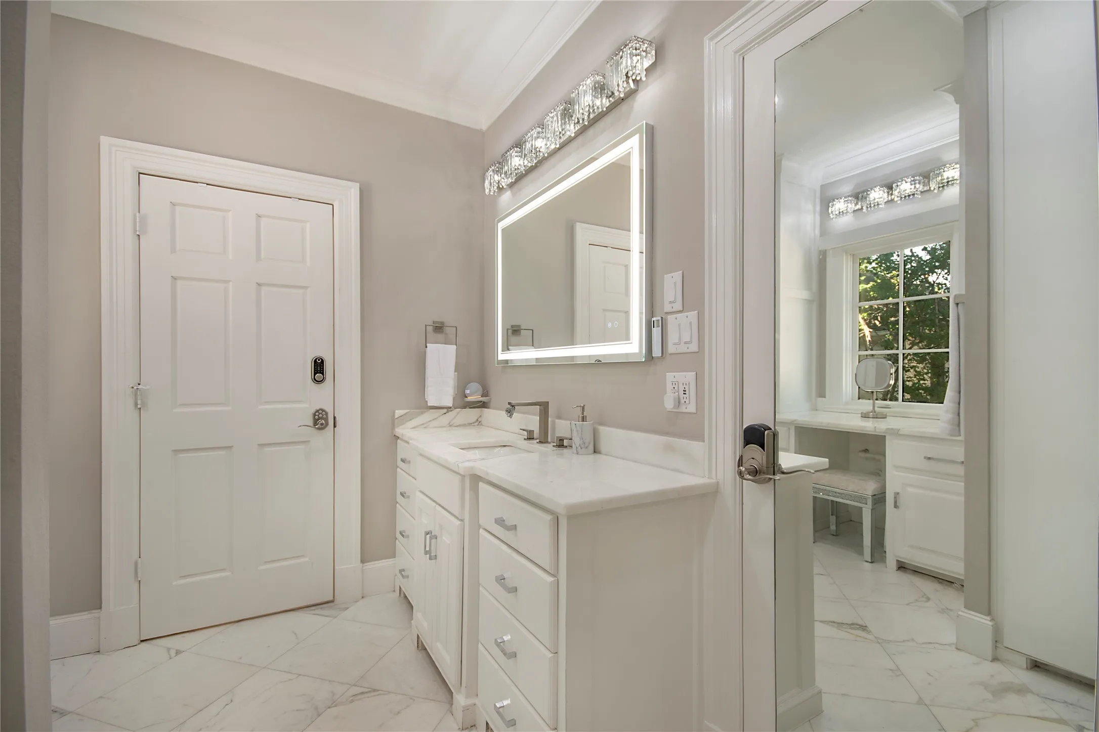 Single Family Residence For Sale in Dallas County , 3210 Beverly Drive, Highland Park, Texas 75205, 6 Bedroom, 7 Bathroom, 2 Garage spaces, 5,969 Sqft, built in 1941, mls#21349580, Real Estate Agent in Highland Park, Homes For Sale in Dallas county, Homes For Sale in Highland Park, Realtor in Highland Park Texas, Real Estate Brokerage Independent Realty Texas, Luminita Cordes Realtor