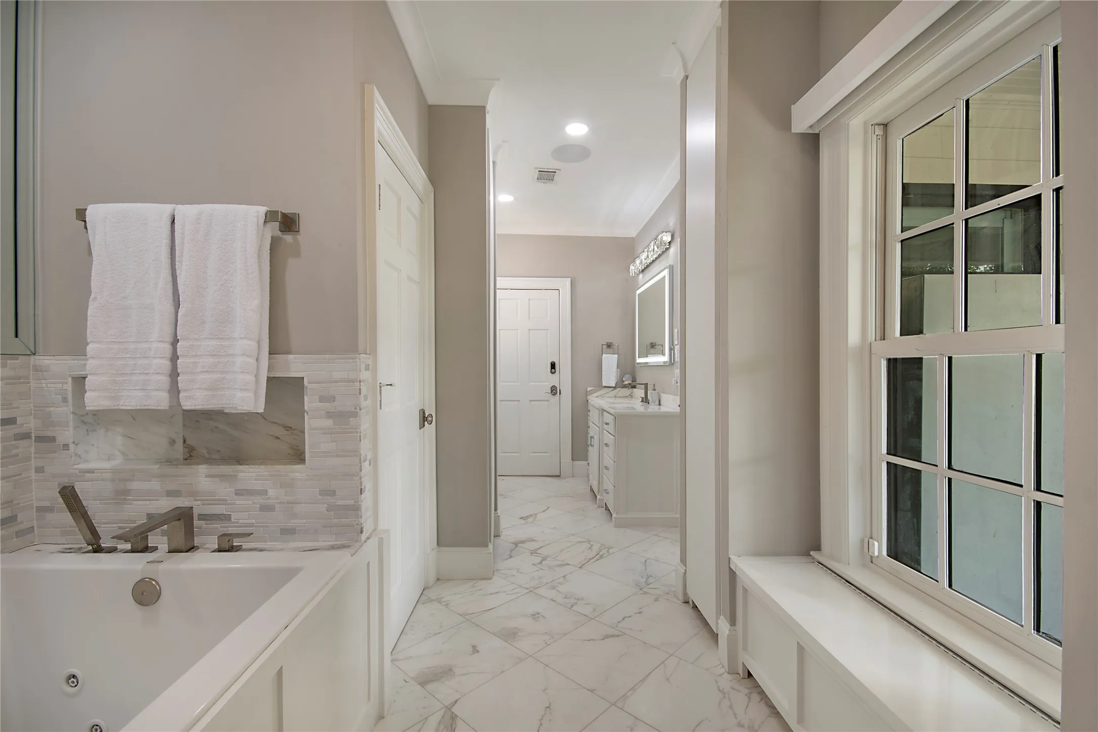 Single Family Residence For Sale in Dallas County , 3210 Beverly Drive, Highland Park, Texas 75205, 6 Bedroom, 7 Bathroom, 2 Garage spaces, 5,969 Sqft, built in 1941, mls#21349580, Real Estate Agent in Highland Park, Homes For Sale in Dallas county, Homes For Sale in Highland Park, Realtor in Highland Park Texas, Real Estate Brokerage Independent Realty Texas, Luminita Cordes Realtor
