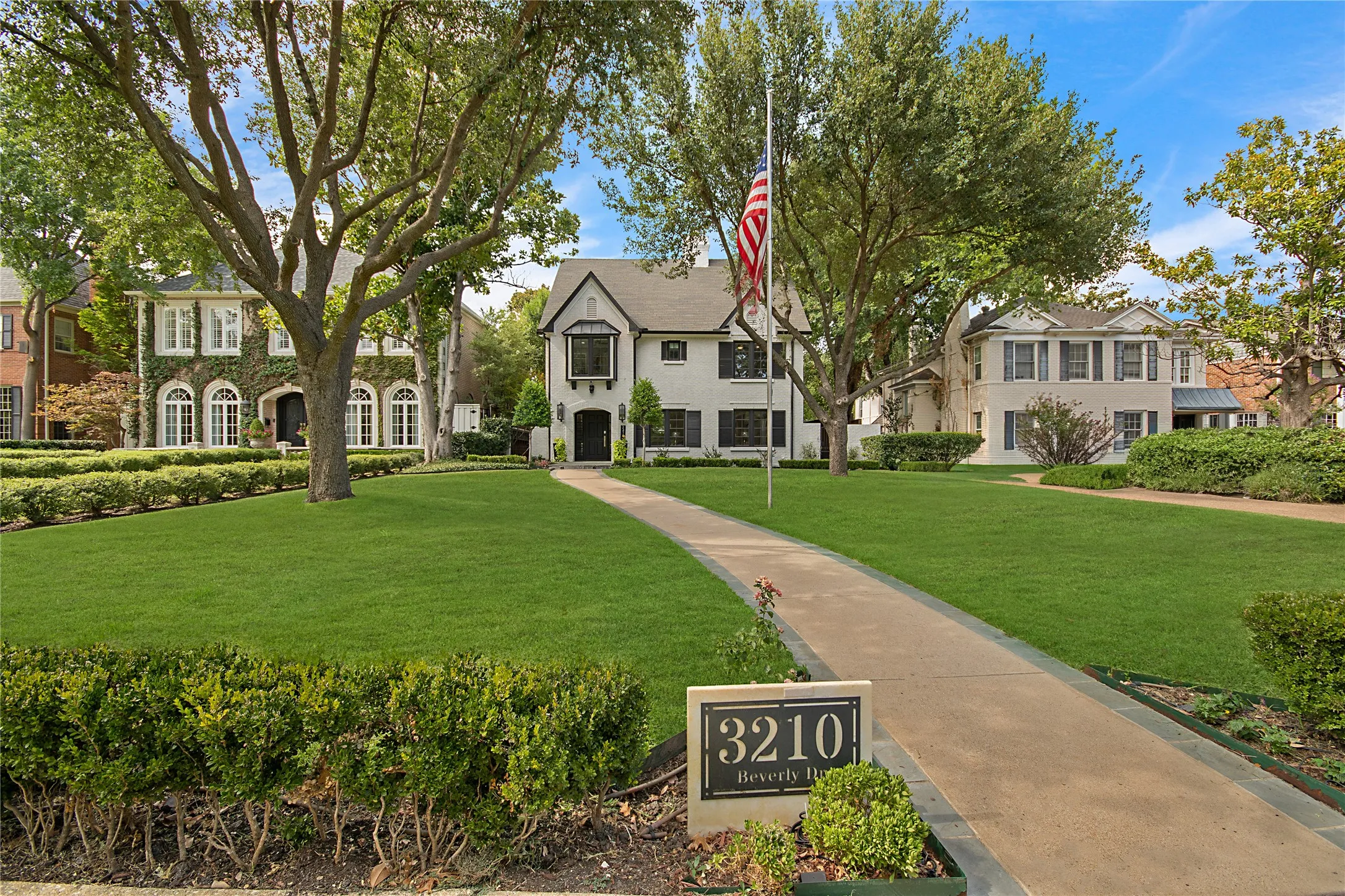Single Family Residence For Sale in Dallas County , 3210 Beverly Drive, Highland Park, Texas 75205, 6 Bedroom, 7 Bathroom, 2 Garage spaces, 5,969 Sqft, built in 1941, mls#21349580, Real Estate Agent in Highland Park, Homes For Sale in Dallas county, Homes For Sale in Highland Park, Realtor in Highland Park Texas, Real Estate Brokerage Independent Realty Texas, Luminita Cordes Realtor