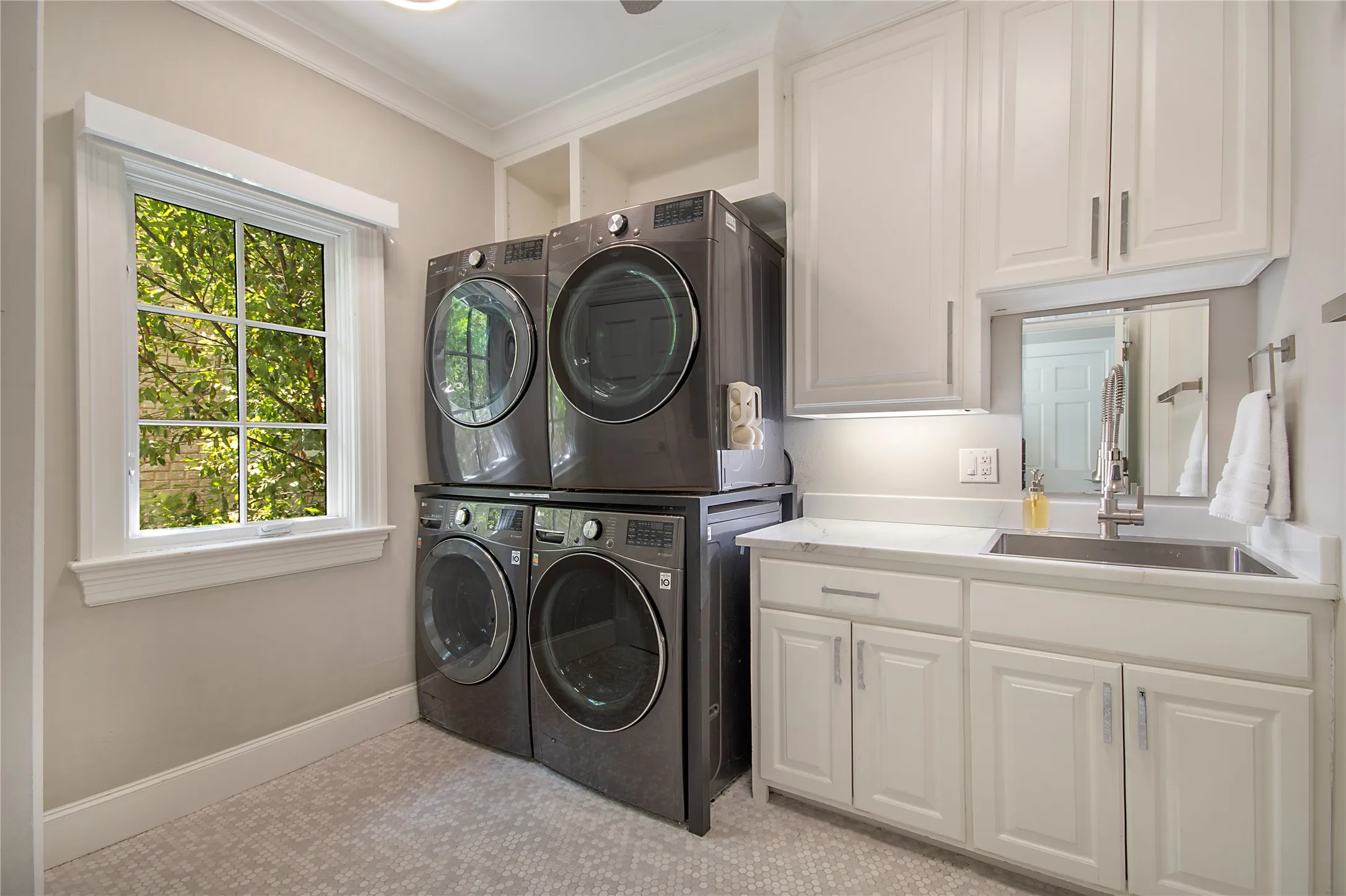 Single Family Residence For Sale in Dallas County , 3210 Beverly Drive, Highland Park, Texas 75205, 6 Bedroom, 7 Bathroom, 2 Garage spaces, 5,969 Sqft, built in 1941, mls#21349580, Real Estate Agent in Highland Park, Homes For Sale in Dallas county, Homes For Sale in Highland Park, Realtor in Highland Park Texas, Real Estate Brokerage Independent Realty Texas, Luminita Cordes Realtor