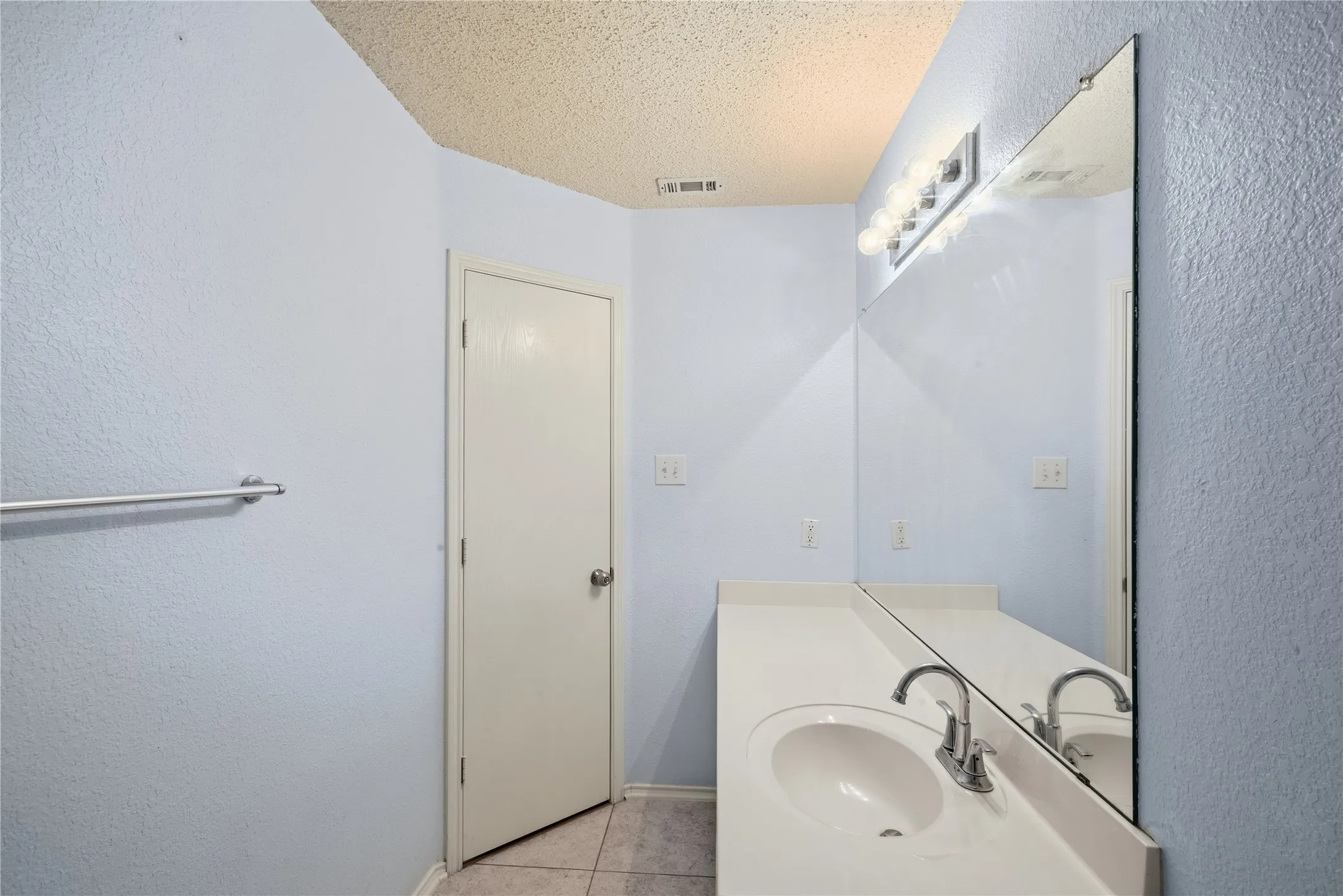 Single Family Residence For Sale in Tarrant County , 8404 Bowspirit Lane, Fort Worth, Texas 76053, 3 Bedroom, 2 Bathroom, 2 Garage spaces, 1,546 Sqft, built in 2003, mls#21348659, Real Estate Agent in Fort Worth, Homes For Sale in Tarrant county, Homes For Sale in Fort Worth, Realtor in Fort Worth Texas, Real Estate Brokerage Independent Realty Texas, Luminita Cordes Realtor