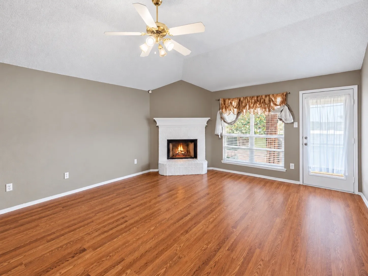 Single Family Residence For Sale in Tarrant County , 8404 Bowspirit Lane, Fort Worth, Texas 76053, 3 Bedroom, 2 Bathroom, 2 Garage spaces, 1,546 Sqft, built in 2003, mls#21348659, Real Estate Agent in Fort Worth, Homes For Sale in Tarrant county, Homes For Sale in Fort Worth, Realtor in Fort Worth Texas, Real Estate Brokerage Independent Realty Texas, Luminita Cordes Realtor