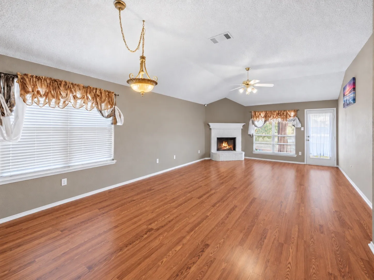 Single Family Residence For Sale in Tarrant County , 8404 Bowspirit Lane, Fort Worth, Texas 76053, 3 Bedroom, 2 Bathroom, 2 Garage spaces, 1,546 Sqft, built in 2003, mls#21348659, Real Estate Agent in Fort Worth, Homes For Sale in Tarrant county, Homes For Sale in Fort Worth, Realtor in Fort Worth Texas, Real Estate Brokerage Independent Realty Texas, Luminita Cordes Realtor