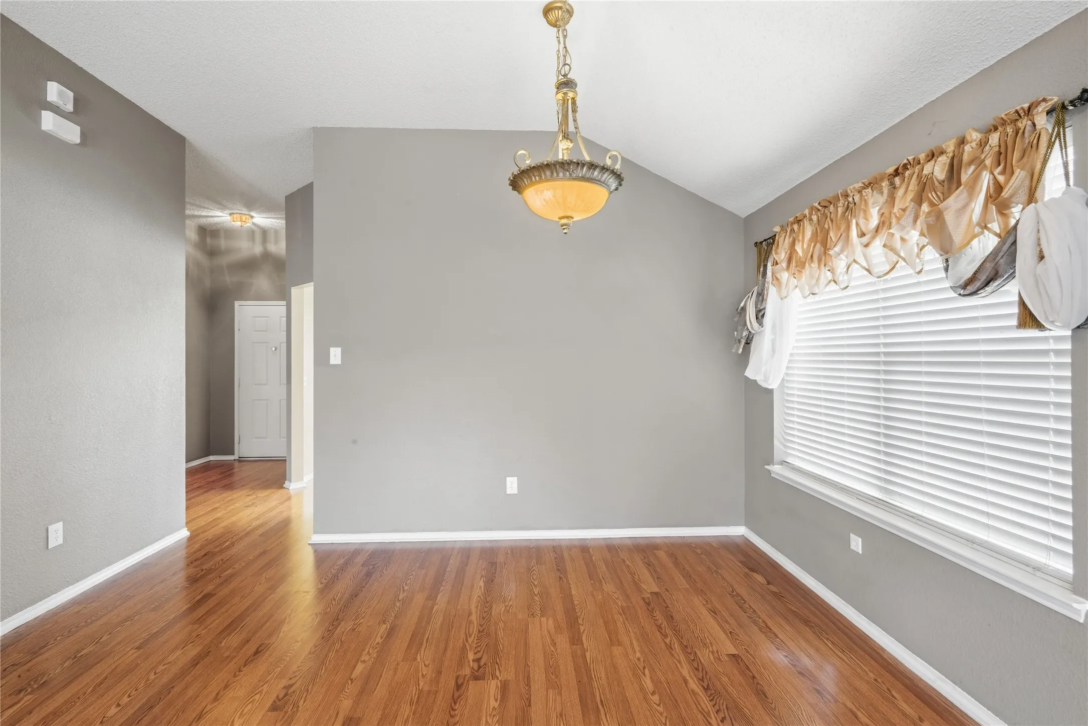 Single Family Residence For Sale in Tarrant County , 8404 Bowspirit Lane, Fort Worth, Texas 76053, 3 Bedroom, 2 Bathroom, 2 Garage spaces, 1,546 Sqft, built in 2003, mls#21348659, Real Estate Agent in Fort Worth, Homes For Sale in Tarrant county, Homes For Sale in Fort Worth, Realtor in Fort Worth Texas, Real Estate Brokerage Independent Realty Texas, Luminita Cordes Realtor