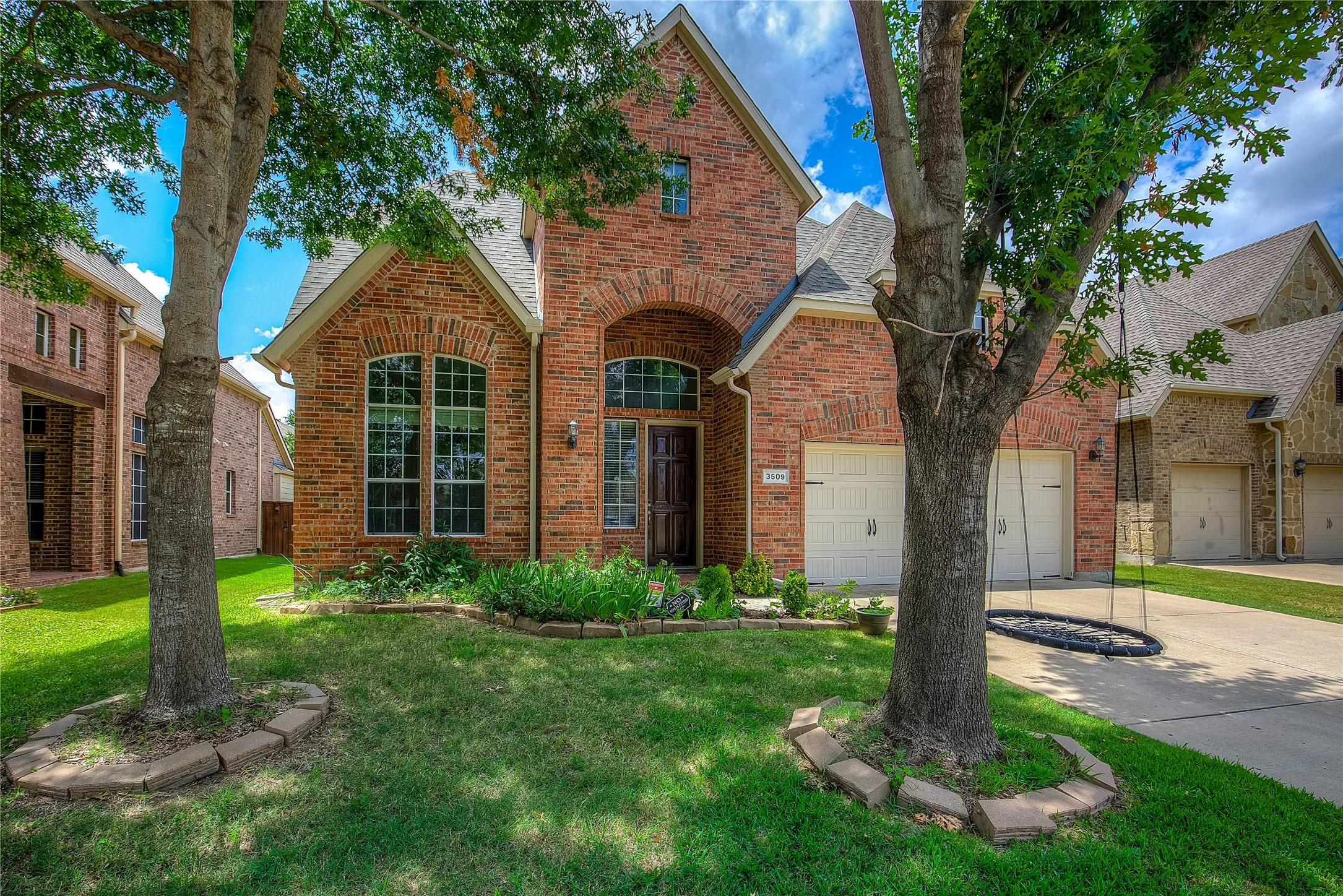 View of front of property featuring a front lawn