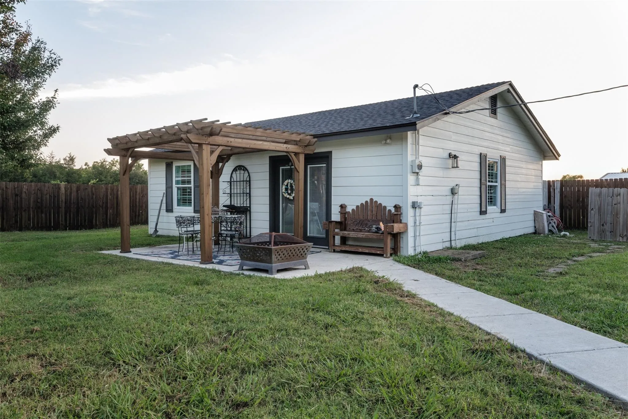 Single Family Residence For Sale in Fannin County , 511 S Sulphur Street, Leonard, Texas 75452, 5 Bedroom, 3 Bathroom, 2 Garage spaces, 3,105 Sqft, built in 1997, mls#21349317, Real Estate Agent in Leonard, Homes For Sale in Fannin county, Homes For Sale in Leonard, Realtor in Leonard Texas, Real Estate Brokerage Independent Realty Texas, Luminita Cordes Realtor