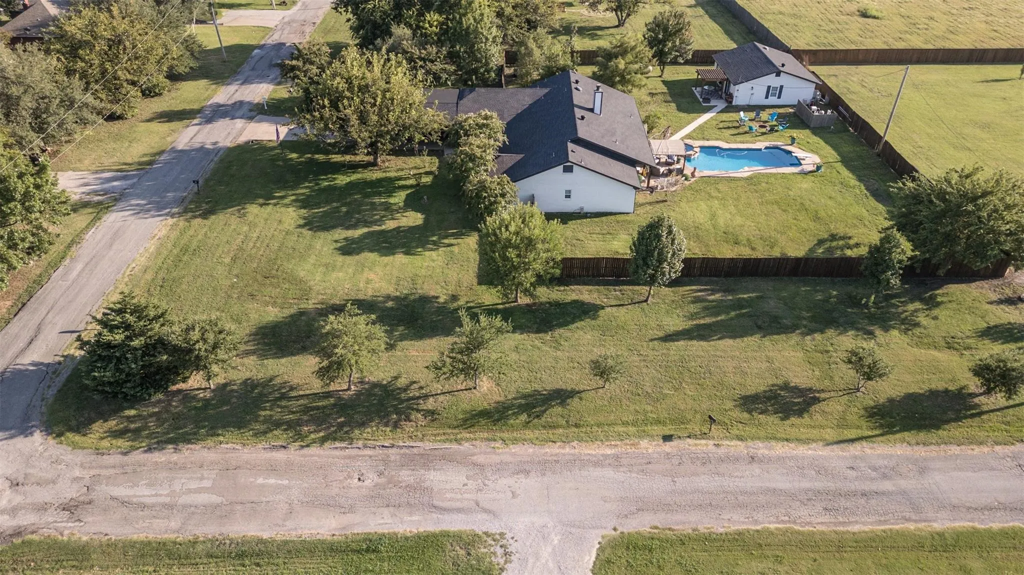 Single Family Residence For Sale in Fannin County , 511 S Sulphur Street, Leonard, Texas 75452, 5 Bedroom, 3 Bathroom, 2 Garage spaces, 3,105 Sqft, built in 1997, mls#21349317, Real Estate Agent in Leonard, Homes For Sale in Fannin county, Homes For Sale in Leonard, Realtor in Leonard Texas, Real Estate Brokerage Independent Realty Texas, Luminita Cordes Realtor