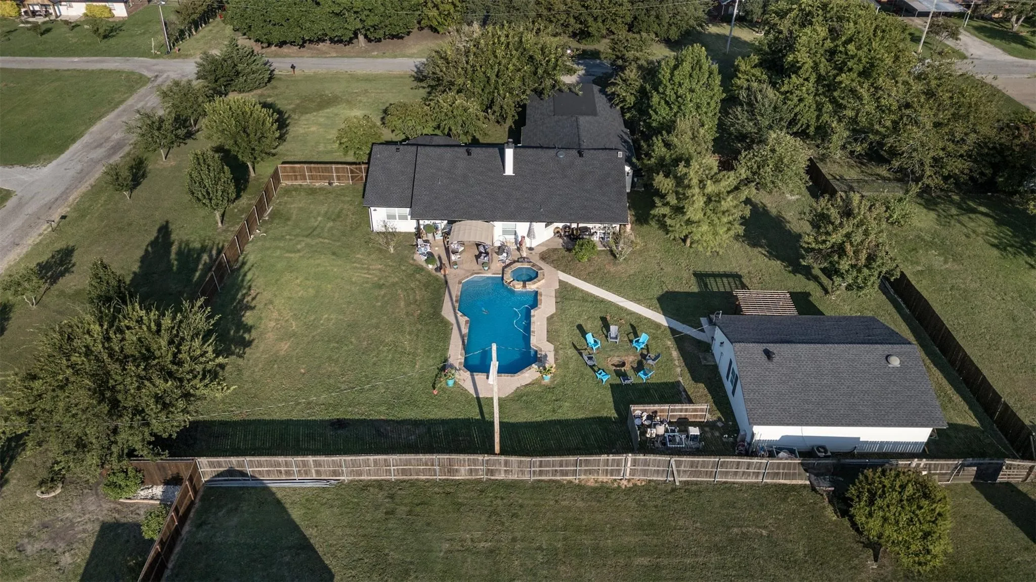 Single Family Residence For Sale in Fannin County , 511 S Sulphur Street, Leonard, Texas 75452, 5 Bedroom, 3 Bathroom, 2 Garage spaces, 3,105 Sqft, built in 1997, mls#21349317, Real Estate Agent in Leonard, Homes For Sale in Fannin county, Homes For Sale in Leonard, Realtor in Leonard Texas, Real Estate Brokerage Independent Realty Texas, Luminita Cordes Realtor