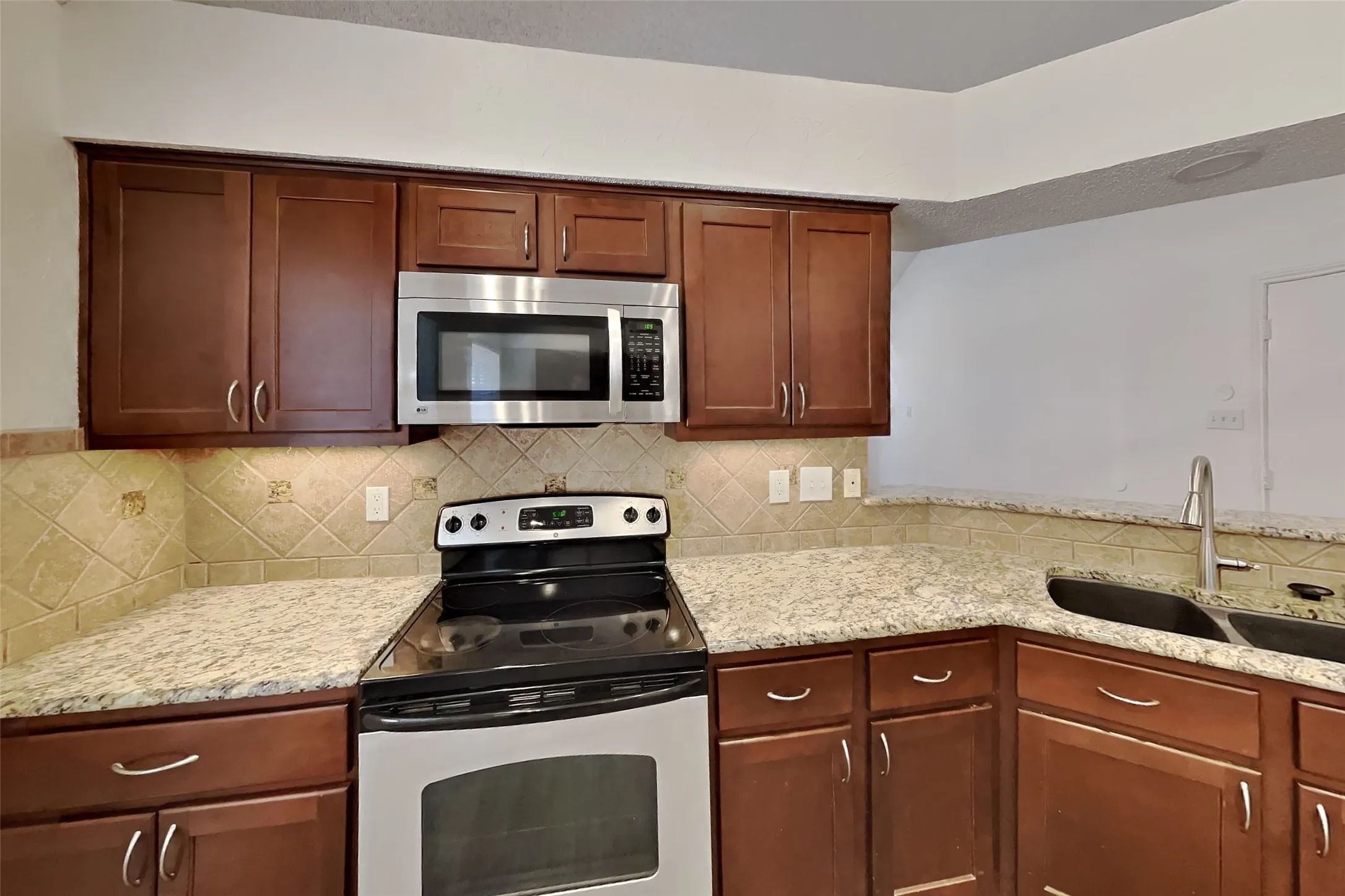 Single Family Residence For Rent in Collin County , 10761 Castle Drive, Frisco, Texas 75035, 3 Bedroom, 2 Bathroom, 2 Garage spaces, 1,698 Sqft, built in 1991, mls#21349721, Real Estate Agent in Frisco, Homes For Rent in Collin county, Homes For Rent in Frisco, Realtor in Frisco Texas, Real Estate Brokerage Independent Realty Texas, Luminita Cordes Realtor