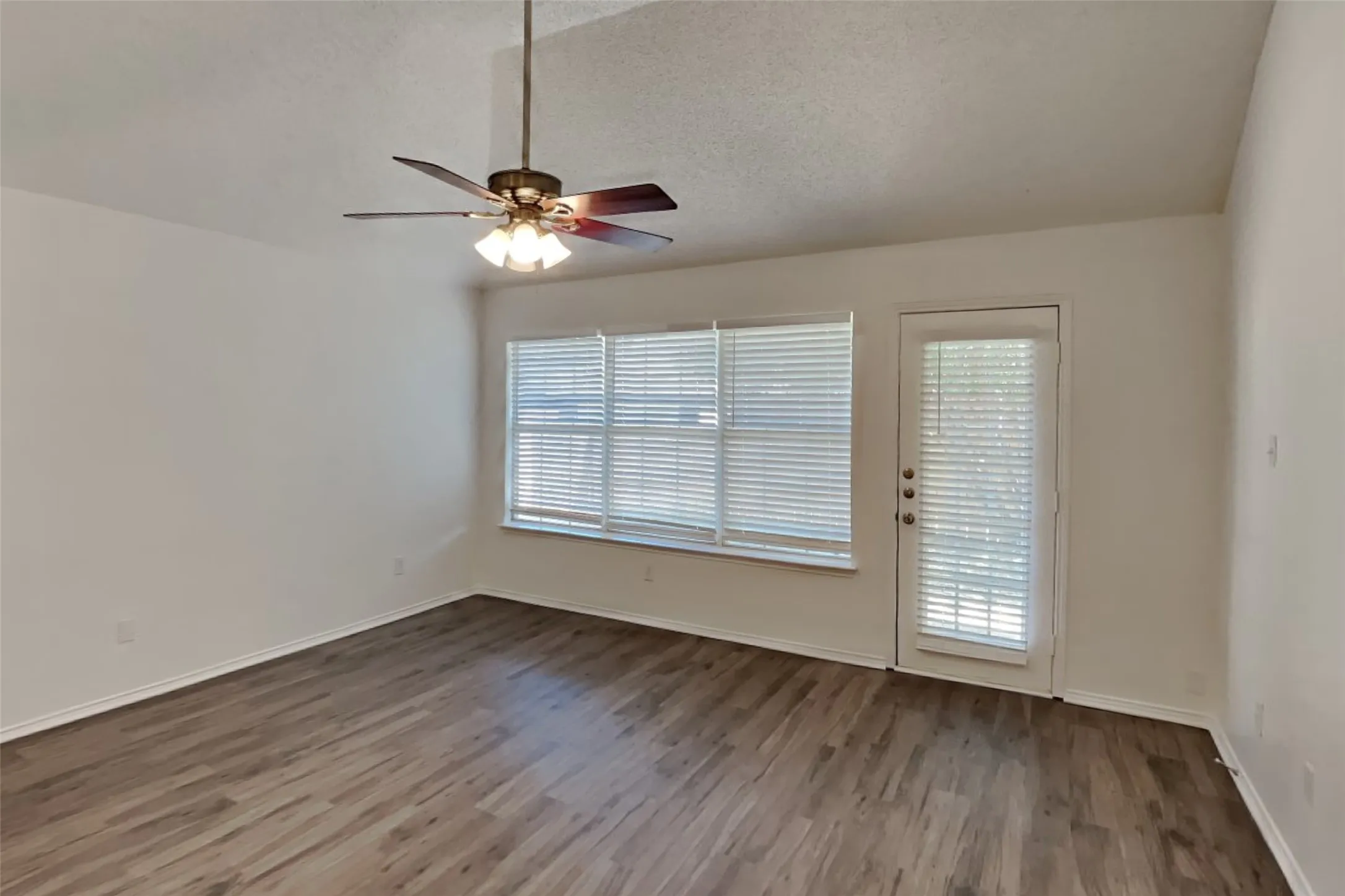 Single Family Residence For Rent in Collin County , 10761 Castle Drive, Frisco, Texas 75035, 3 Bedroom, 2 Bathroom, 2 Garage spaces, 1,698 Sqft, built in 1991, mls#21349721, Real Estate Agent in Frisco, Homes For Rent in Collin county, Homes For Rent in Frisco, Realtor in Frisco Texas, Real Estate Brokerage Independent Realty Texas, Luminita Cordes Realtor