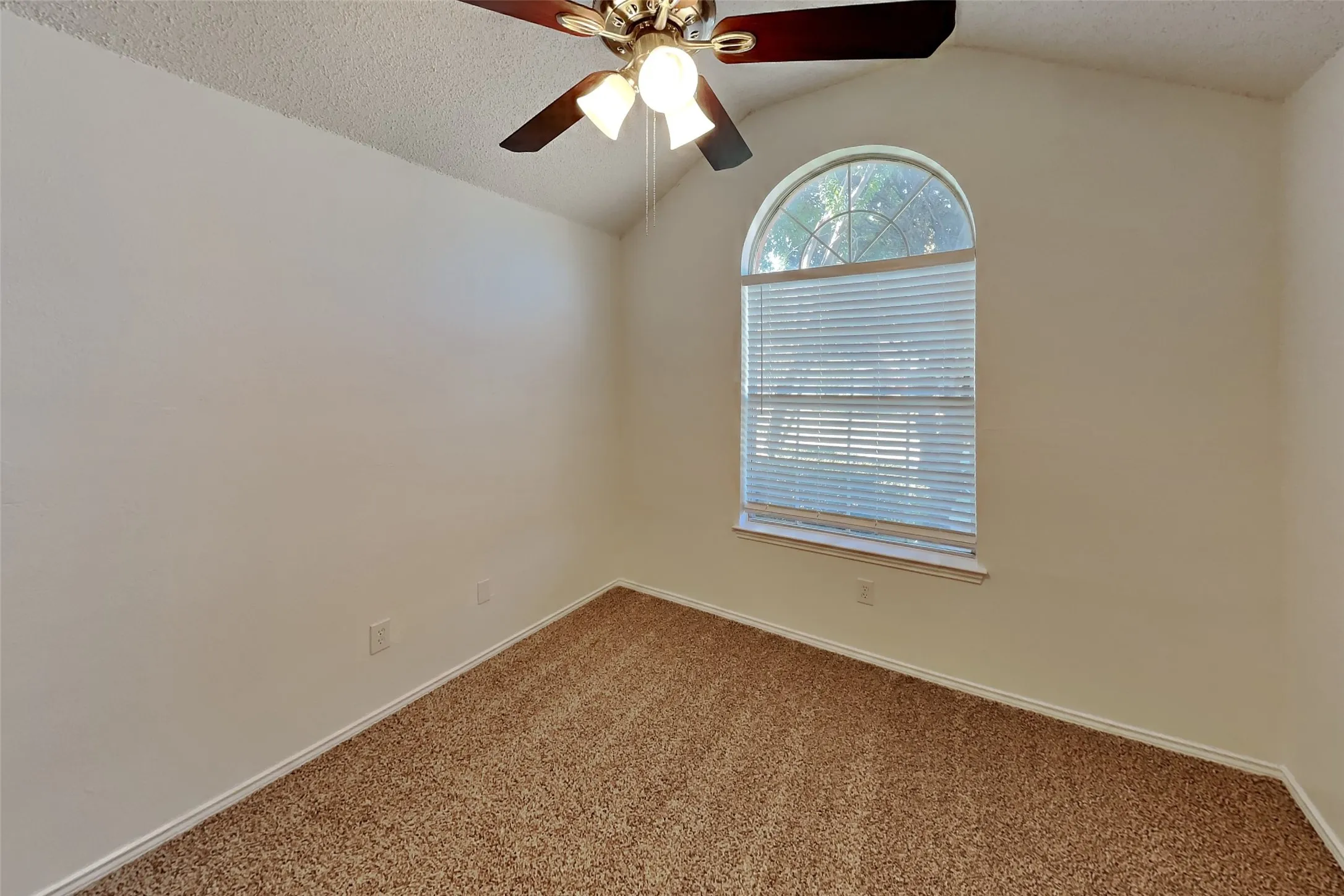 Single Family Residence For Rent in Collin County , 10761 Castle Drive, Frisco, Texas 75035, 3 Bedroom, 2 Bathroom, 2 Garage spaces, 1,698 Sqft, built in 1991, mls#21349721, Real Estate Agent in Frisco, Homes For Rent in Collin county, Homes For Rent in Frisco, Realtor in Frisco Texas, Real Estate Brokerage Independent Realty Texas, Luminita Cordes Realtor
