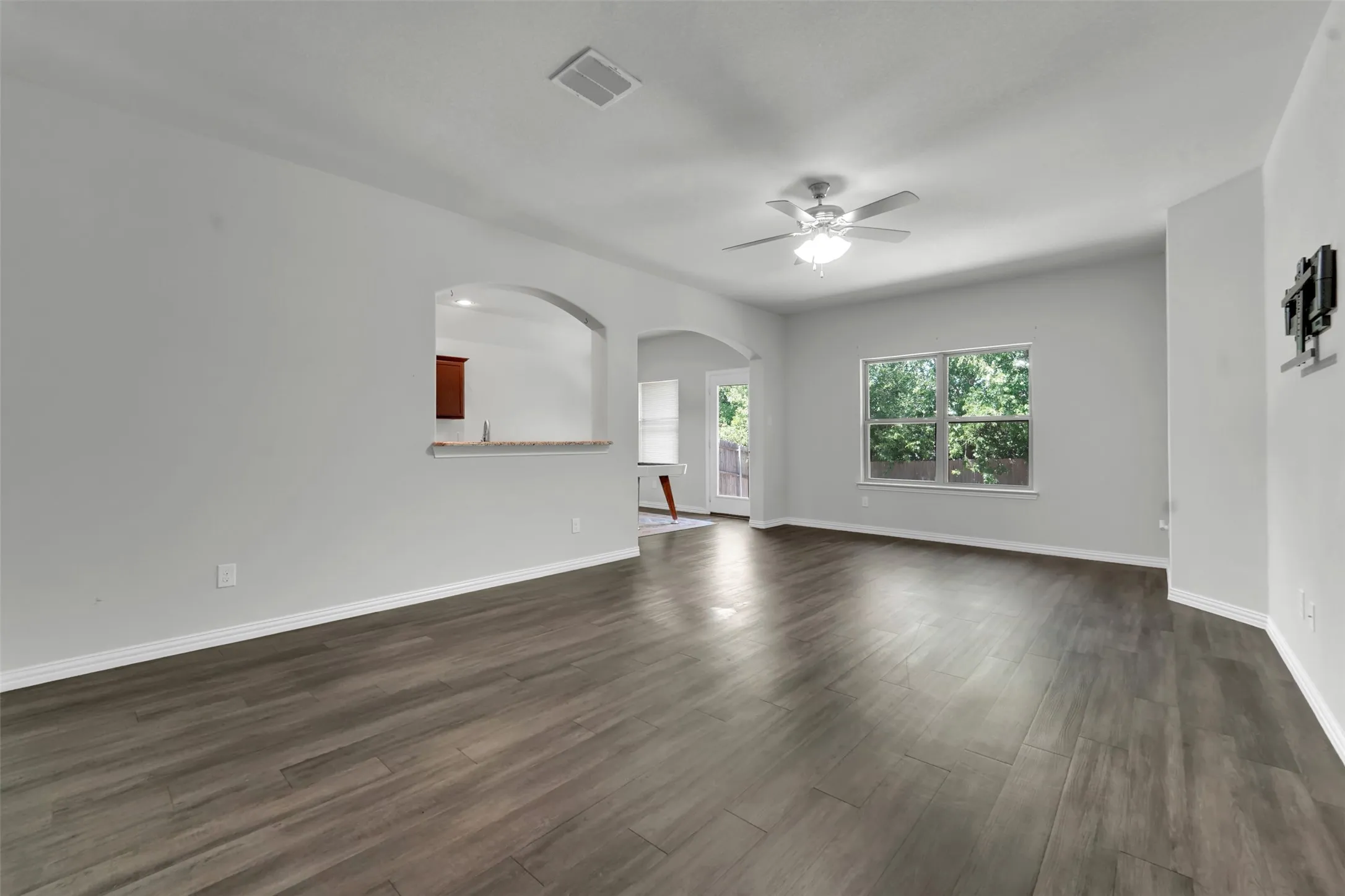 Single Family Residence For Rent in Tarrant County , 5165 Glen Eden Drive, Fort Worth, Texas 76119, 4 Bedroom, 2 Bathroom, 2 Garage spaces, 1,672 Sqft, built in 2018, mls#21346712, Real Estate Agent in Fort Worth, Homes For Rent in Tarrant county, Homes For Rent in Fort Worth, Realtor in Fort Worth Texas, Real Estate Brokerage Independent Realty Texas, Luminita Cordes Realtor