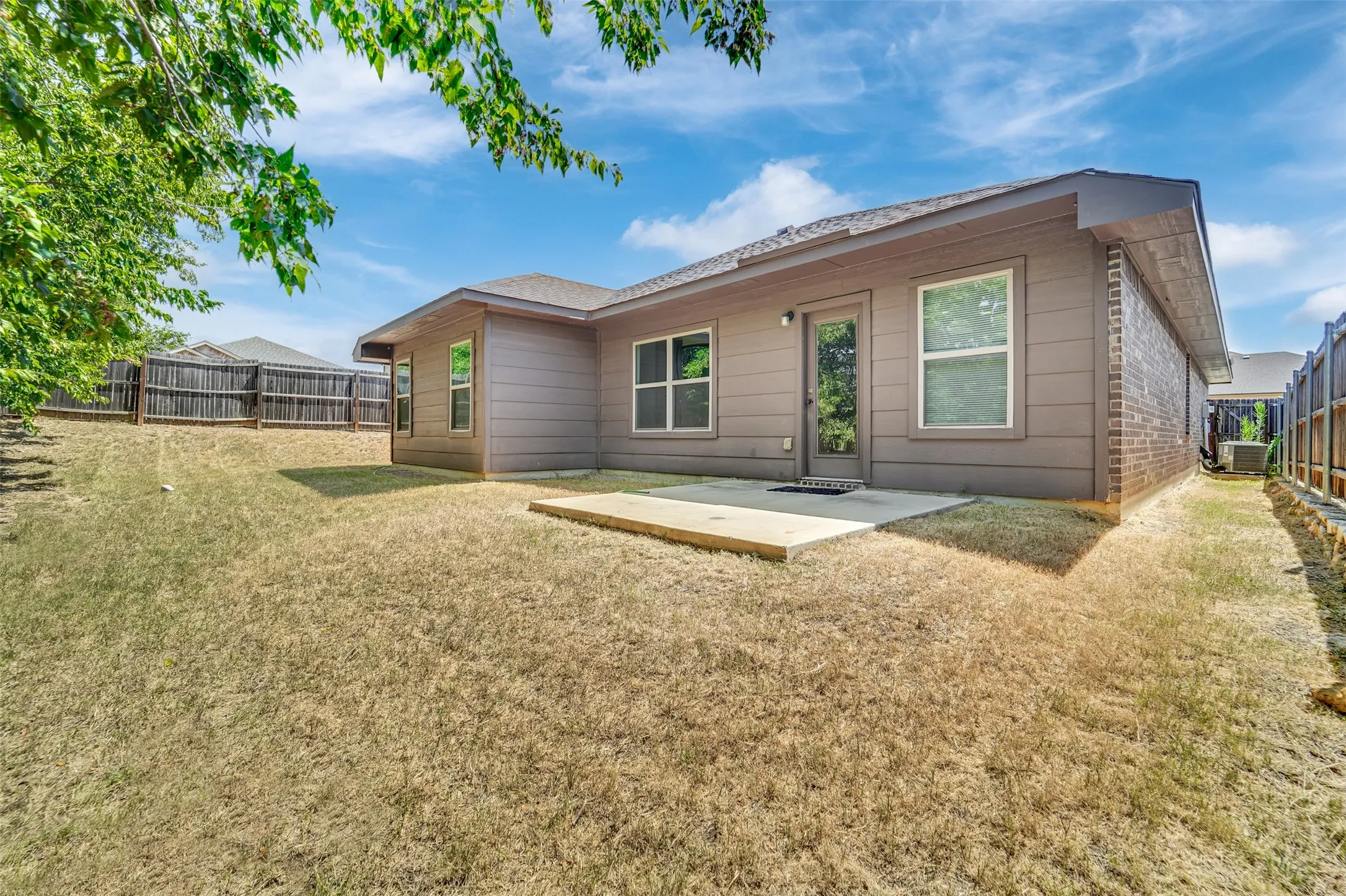 Single Family Residence For Rent in Tarrant County , 5165 Glen Eden Drive, Fort Worth, Texas 76119, 4 Bedroom, 2 Bathroom, 2 Garage spaces, 1,672 Sqft, built in 2018, mls#21346712, Real Estate Agent in Fort Worth, Homes For Rent in Tarrant county, Homes For Rent in Fort Worth, Realtor in Fort Worth Texas, Real Estate Brokerage Independent Realty Texas, Luminita Cordes Realtor