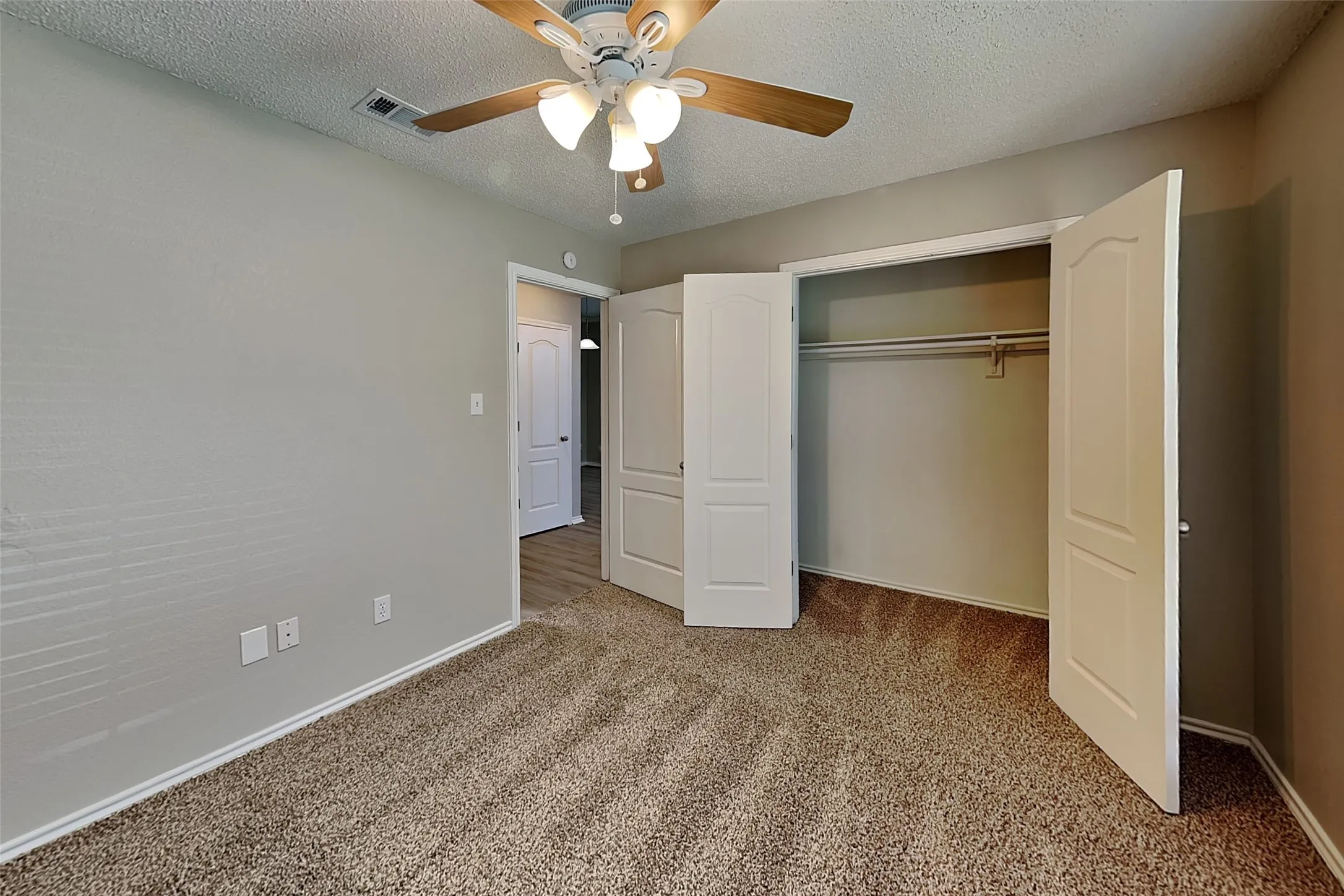 Single Family Residence For Rent in Tarrant County , 6621 Sunny Hill Drive, Watauga, Texas 76148, 3 Bedroom, 2 Bathroom, 2 Garage spaces, 1,498 Sqft, built in 1989, mls#21349729, Real Estate Agent in Watauga, Homes For Rent in Tarrant county, Homes For Rent in Watauga, Realtor in Watauga Texas, Real Estate Brokerage Independent Realty Texas, Luminita Cordes Realtor