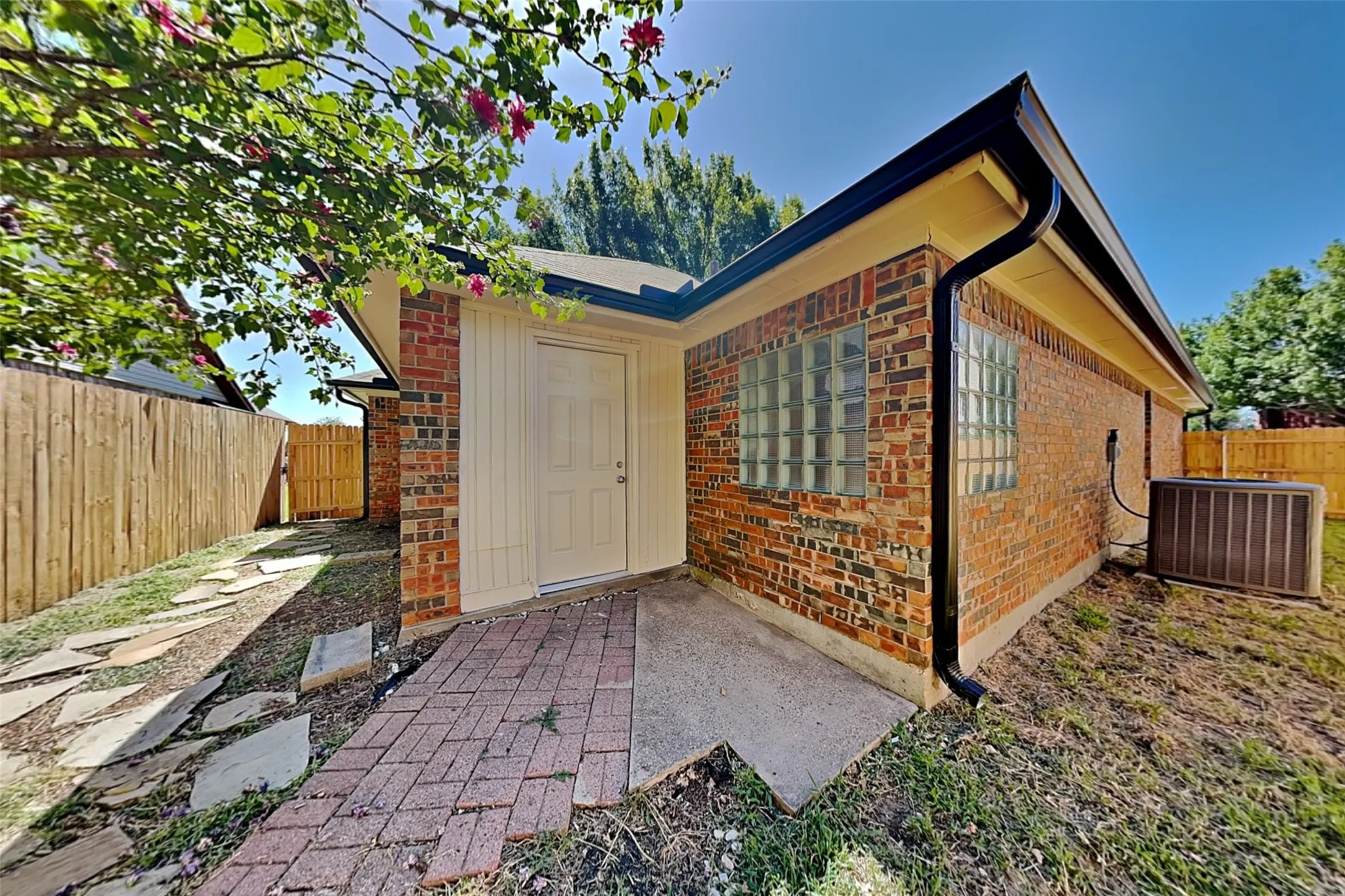 Single Family Residence For Rent in Tarrant County , 6621 Sunny Hill Drive, Watauga, Texas 76148, 3 Bedroom, 2 Bathroom, 2 Garage spaces, 1,498 Sqft, built in 1989, mls#21349729, Real Estate Agent in Watauga, Homes For Rent in Tarrant county, Homes For Rent in Watauga, Realtor in Watauga Texas, Real Estate Brokerage Independent Realty Texas, Luminita Cordes Realtor