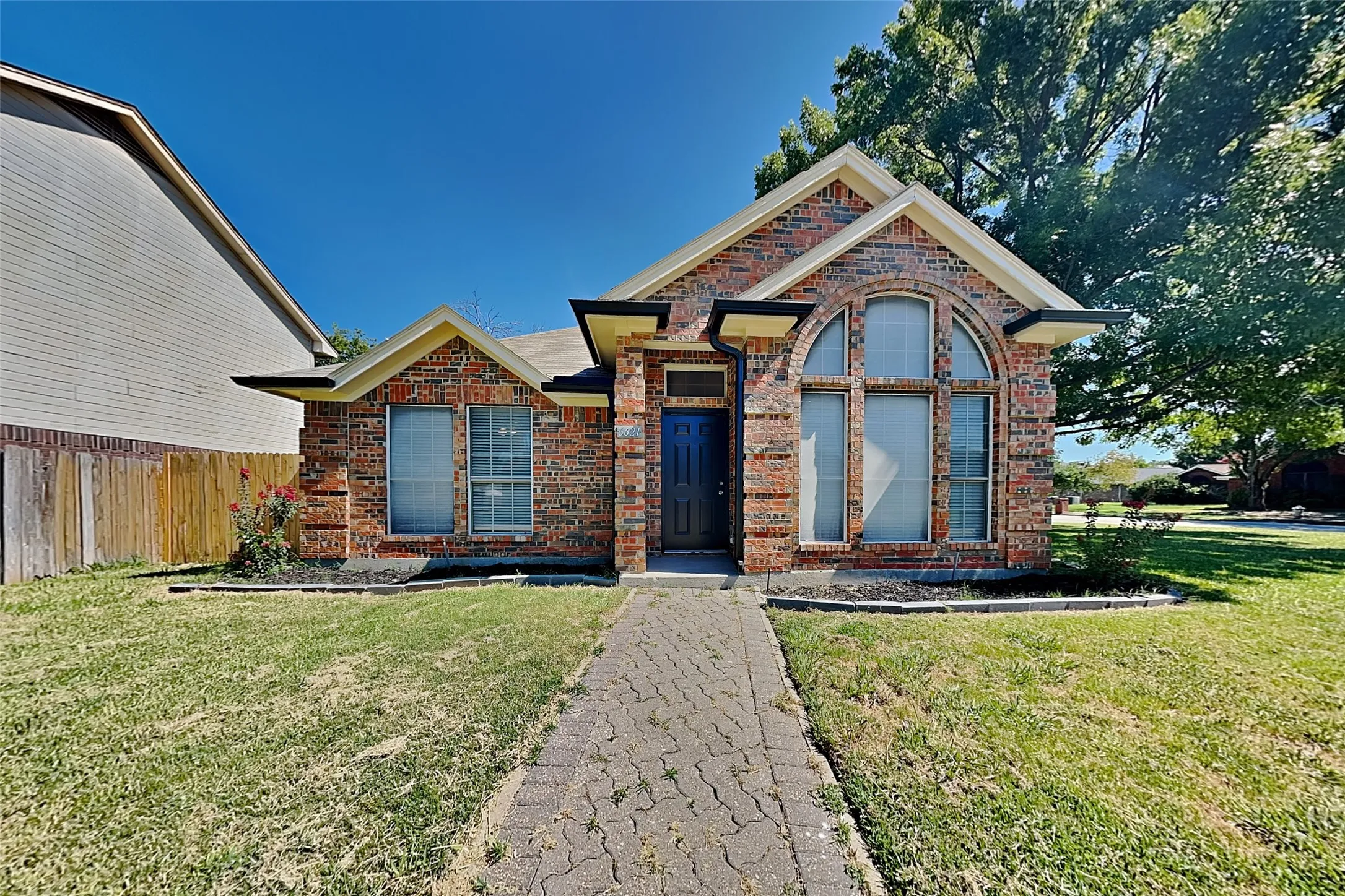 Single Family Residence For Rent in Tarrant County , 6621 Sunny Hill Drive, Watauga, Texas 76148, 3 Bedroom, 2 Bathroom, 2 Garage spaces, 1,498 Sqft, built in 1989, mls#21349729, Real Estate Agent in Watauga, Homes For Rent in Tarrant county, Homes For Rent in Watauga, Realtor in Watauga Texas, Real Estate Brokerage Independent Realty Texas, Luminita Cordes Realtor