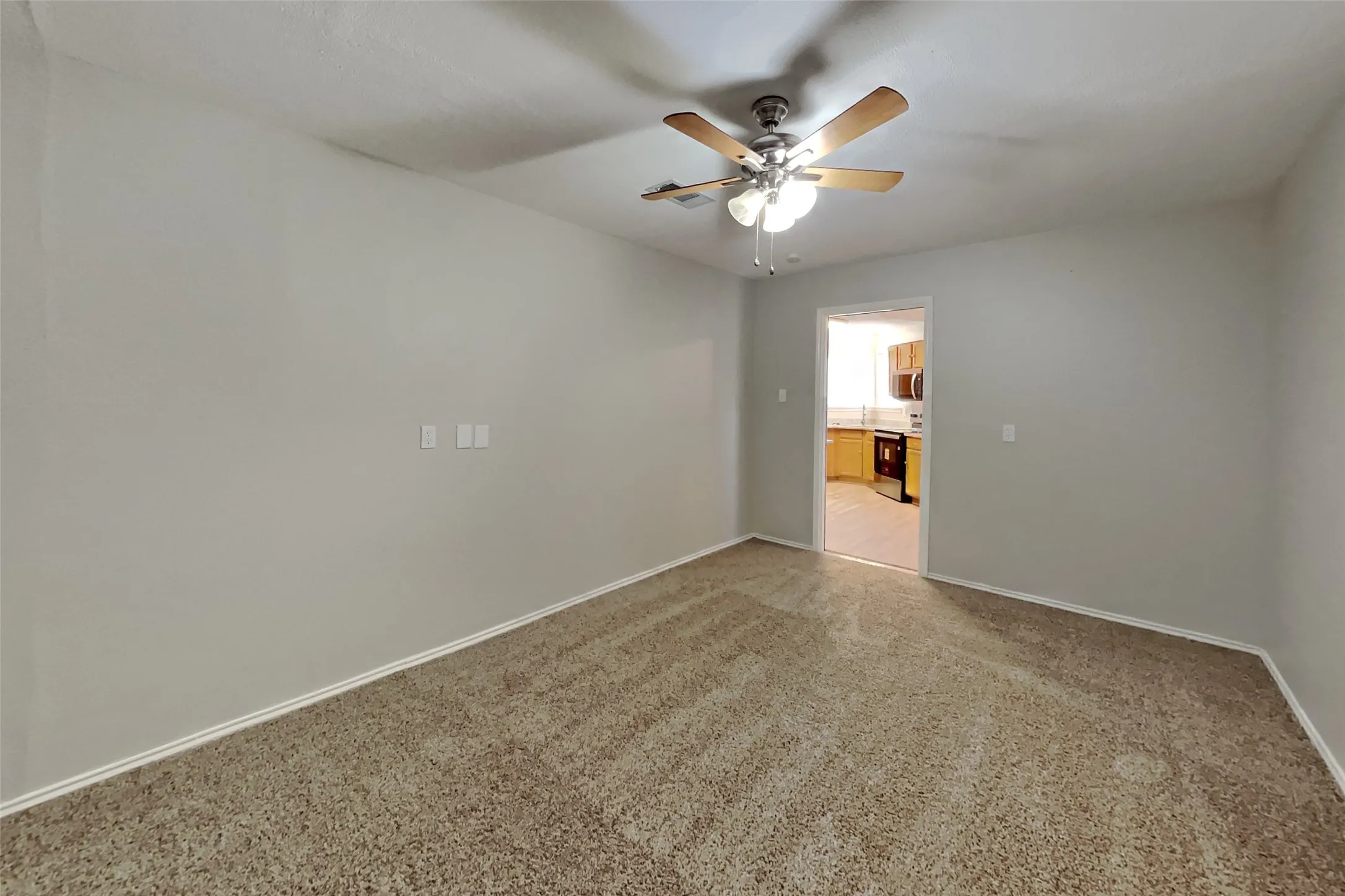 Single Family Residence For Rent in Johnson County , 625 Creekview Drive, Burleson, Texas 76028, 4 Bedroom, 2 Bathroom, 2 Garage spaces, 1,814 Sqft, built in 2001, mls#21349731, Real Estate Agent in Burleson, Homes For Rent in Johnson county, Homes For Rent in Burleson, Realtor in Burleson Texas, Real Estate Brokerage Independent Realty Texas, Luminita Cordes Realtor