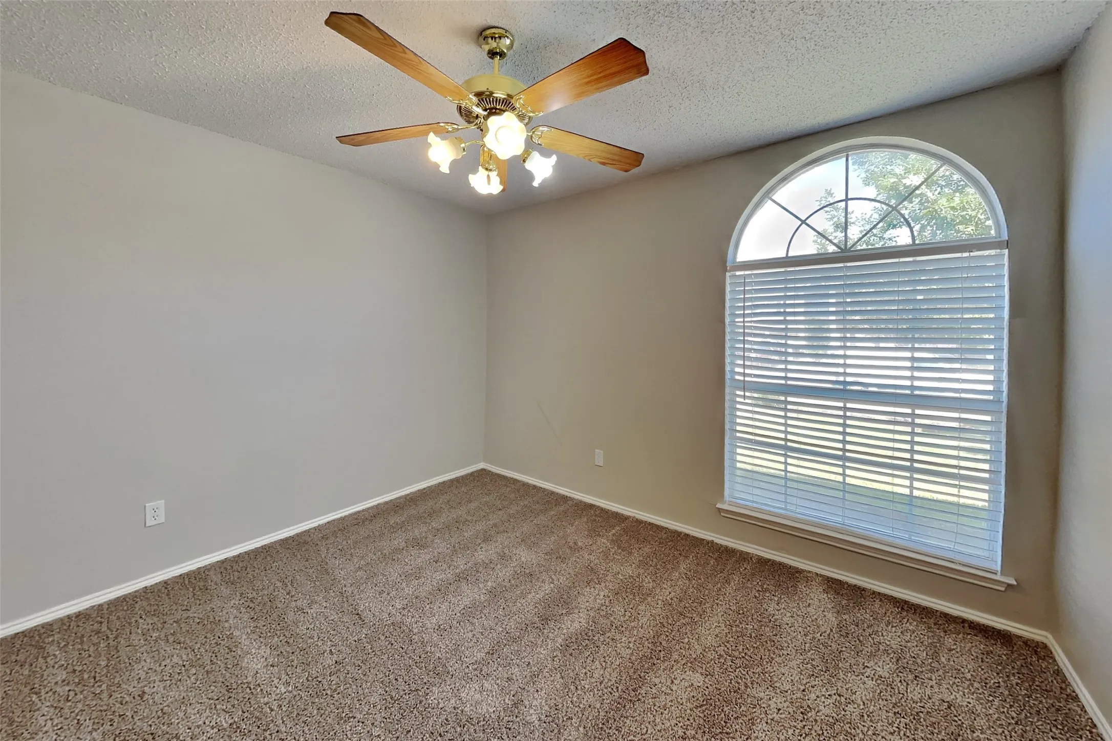 Single Family Residence For Rent in Johnson County , 625 Creekview Drive, Burleson, Texas 76028, 4 Bedroom, 2 Bathroom, 2 Garage spaces, 1,814 Sqft, built in 2001, mls#21349731, Real Estate Agent in Burleson, Homes For Rent in Johnson county, Homes For Rent in Burleson, Realtor in Burleson Texas, Real Estate Brokerage Independent Realty Texas, Luminita Cordes Realtor